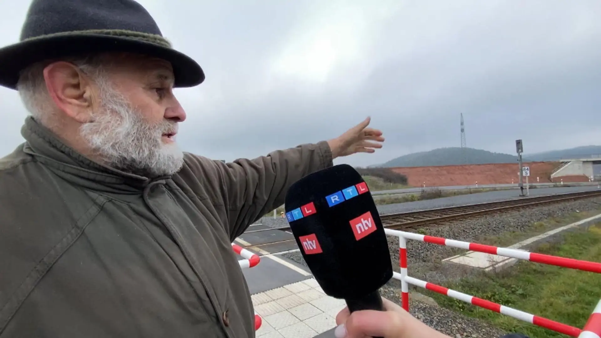 Mädchen (3) überfahren - Anwohner: Wo ist die Schranke? Tragödie an Bahnübergang