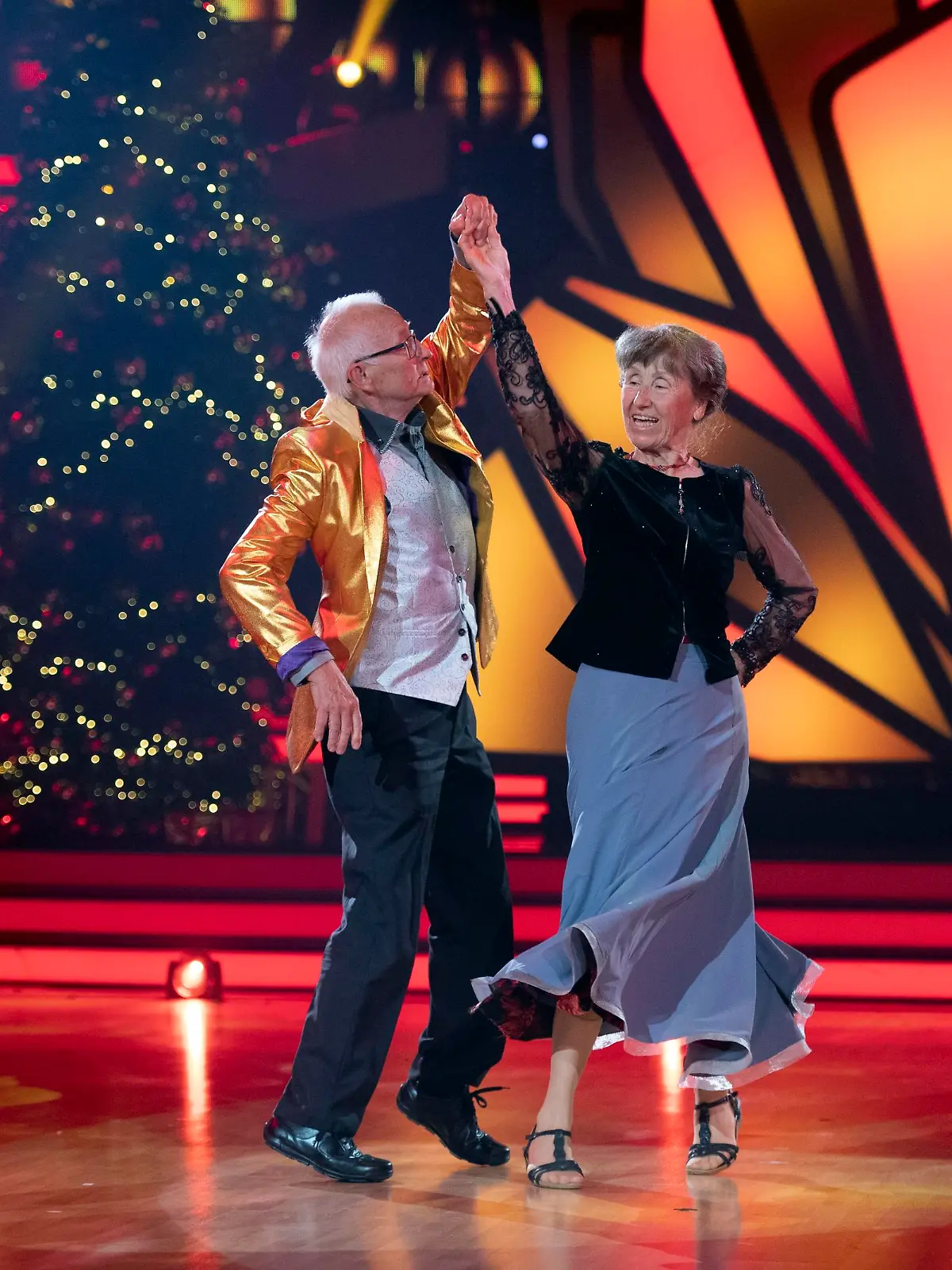Der Zuschauertanz (Jive) von Elisabeth und Peter.

Die Verwendung des sendungsbezogenen Materials ist nur mit dem Hinweis und Verlinkung auf RTL+ gestattet.
