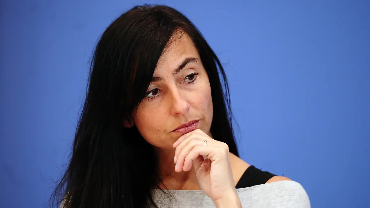 Diplom-Pädagogin Katia Saalfrank, bekannt durch die RTL-Serie "Super Nanny", gibt am Dienstag (29.05.2012) eine Pressekonferenz in Berlin. Sie erläutet, wie häufig Kinder in Deutschland Opfer von Gewalt werden. Die Zahlen beruhen auf der Polizeilichen Kriminalstatistik für das Jahr 2011. In Deutschland wurden wiederholt Schicksale von zu Tode misshandelten und vernachlässigten Kindern bekannt. Foto: Hannibal dpa/lbn