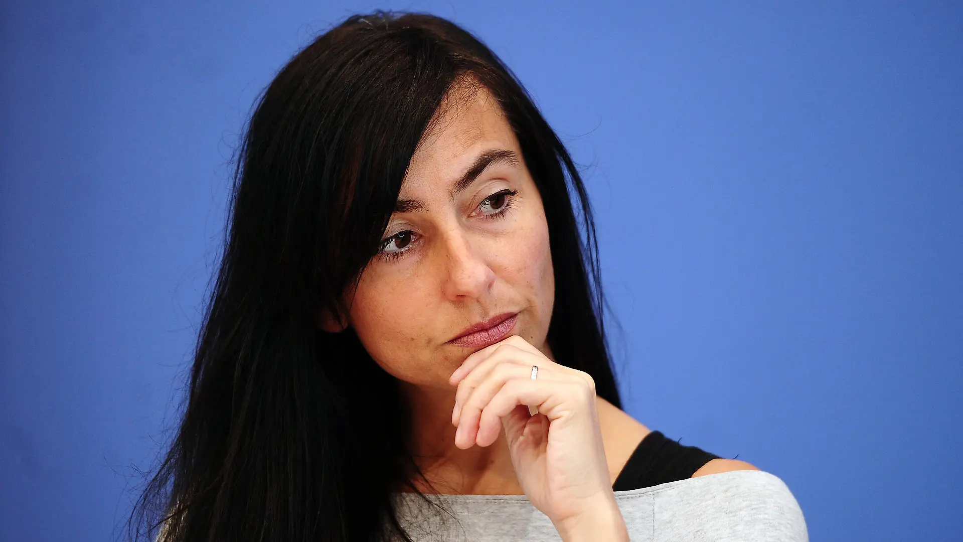 Diplom-Pädagogin Katia Saalfrank, bekannt durch die RTL-Serie "Super Nanny", gibt am Dienstag (29.05.2012) eine Pressekonferenz in Berlin. Sie erläutet, wie häufig Kinder in Deutschland Opfer von Gewalt werden. Die Zahlen beruhen auf der Polizeilichen Kriminalstatistik für das Jahr 2011. In Deutschland wurden wiederholt Schicksale von zu Tode misshandelten und vernachlässigten Kindern bekannt. Foto: Hannibal dpa/lbn