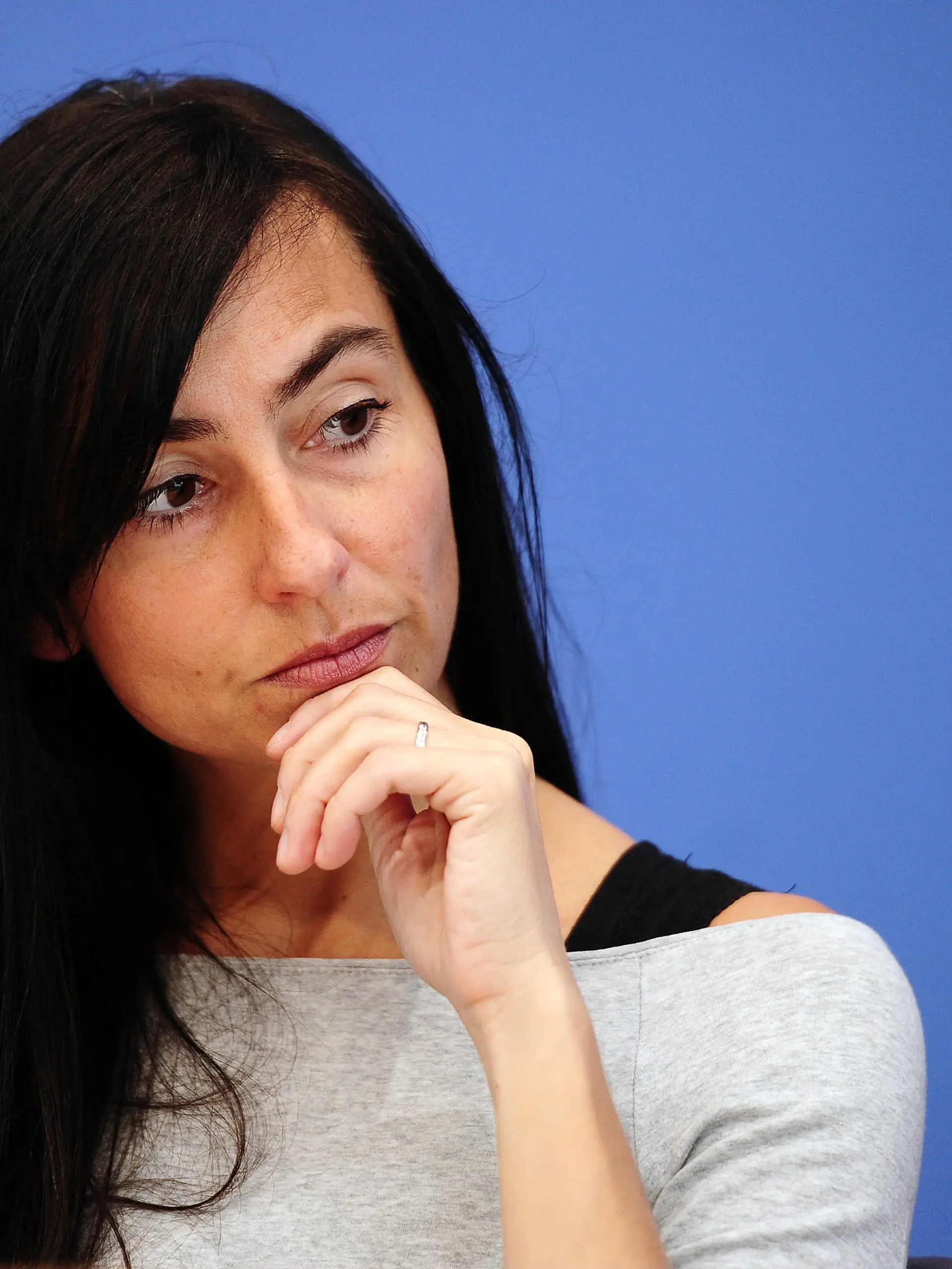 Diplom-Pädagogin Katia Saalfrank, bekannt durch die RTL-Serie "Super Nanny", gibt am Dienstag (29.05.2012) eine Pressekonferenz in Berlin. Sie erläutet, wie häufig Kinder in Deutschland Opfer von Gewalt werden. Die Zahlen beruhen auf der Polizeilichen Kriminalstatistik für das Jahr 2011. In Deutschland wurden wiederholt Schicksale von zu Tode misshandelten und vernachlässigten Kindern bekannt. Foto: Hannibal dpa/lbn