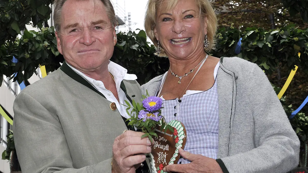 Der Schauspieler Fritz Wepper und seine Frau Angela lächeln am Samstag (19.09.2009) auf der Fahrt zum Oktoberfest in München (Oberbayern). Die Wiesn ist das größte Volksfest der Welt und geht bis zum Sonntag (04.10.2009). An den 16 Festtagen werden rund sechs Millionen Besucher erwartet. Foto: Ursula Düren dpa/lby +++(c) dpa - Report+++