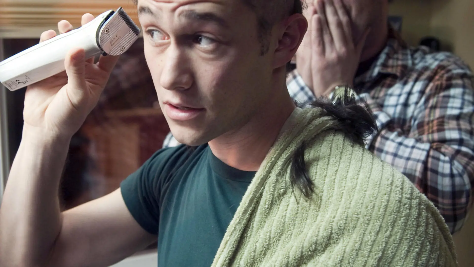 HANDOUT - Adam (Joseph Gordon-Levitt) mit seinem besten Freund Kyle (Seth Rogen) in einer Szene des Kinofilms "50/50 - Freunde fürs (Über)leben" (undatierte Filmszene). Die Tragikomödie kommt am Donnerstag (03.05.2012) in die deutschen Kinos. Foto: Universum Film (zu dpa-Kinostarts vom 26.04.2012 - ACHTUNG: Verwendung nur für redaktionelle Zwecke im Zusammenhang mit der Berichterstattung über den Film und bei Urheber-Nennung) +++(c) dpa - Bildfunk+++