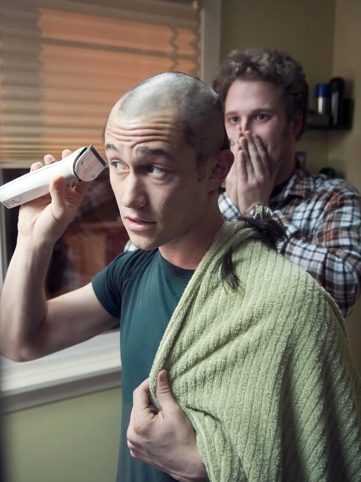 HANDOUT - Adam (Joseph Gordon-Levitt) mit seinem besten Freund Kyle (Seth Rogen) in einer Szene des Kinofilms "50/50 - Freunde fürs (Über)leben" (undatierte Filmszene). Die Tragikomödie kommt am Donnerstag (03.05.2012) in die deutschen Kinos. Foto: Universum Film (zu dpa-Kinostarts vom 26.04.2012 - ACHTUNG: Verwendung nur für redaktionelle Zwecke im Zusammenhang mit der Berichterstattung über den Film und bei Urheber-Nennung)  +++(c) dpa - Bildfunk+++