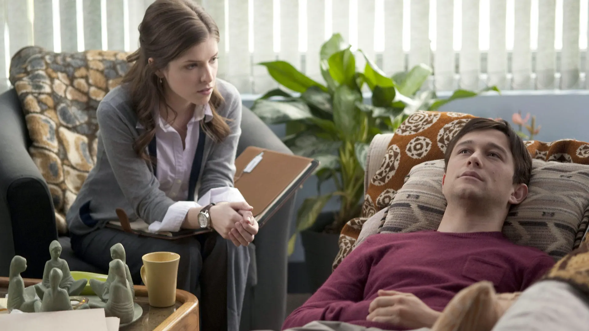 HANDOUT - Therapeutin Katherine (Anna Kendrick) versucht mit ihrem Patienten Adam (Joseph Gordon-Levitt) in einer Szene des Kinofilms "50/50 - Freunde fürs (Über)leben" ins Gespräch zu kommen (undatierte Filmszene). Die Tragikomödie kommt am Donnerstag (03.05.2012) in die deutschen Kinos. Foto: Universum Film (zu dpa-Kinostarts vom 26.04.2012 - ACHTUNG: Verwendung nur für redaktionelle Zwecke im Zusammenhang mit der Berichterstattung über den Film und bei Urheber-Nennung) +++(c) dpa - Bildfunk+++