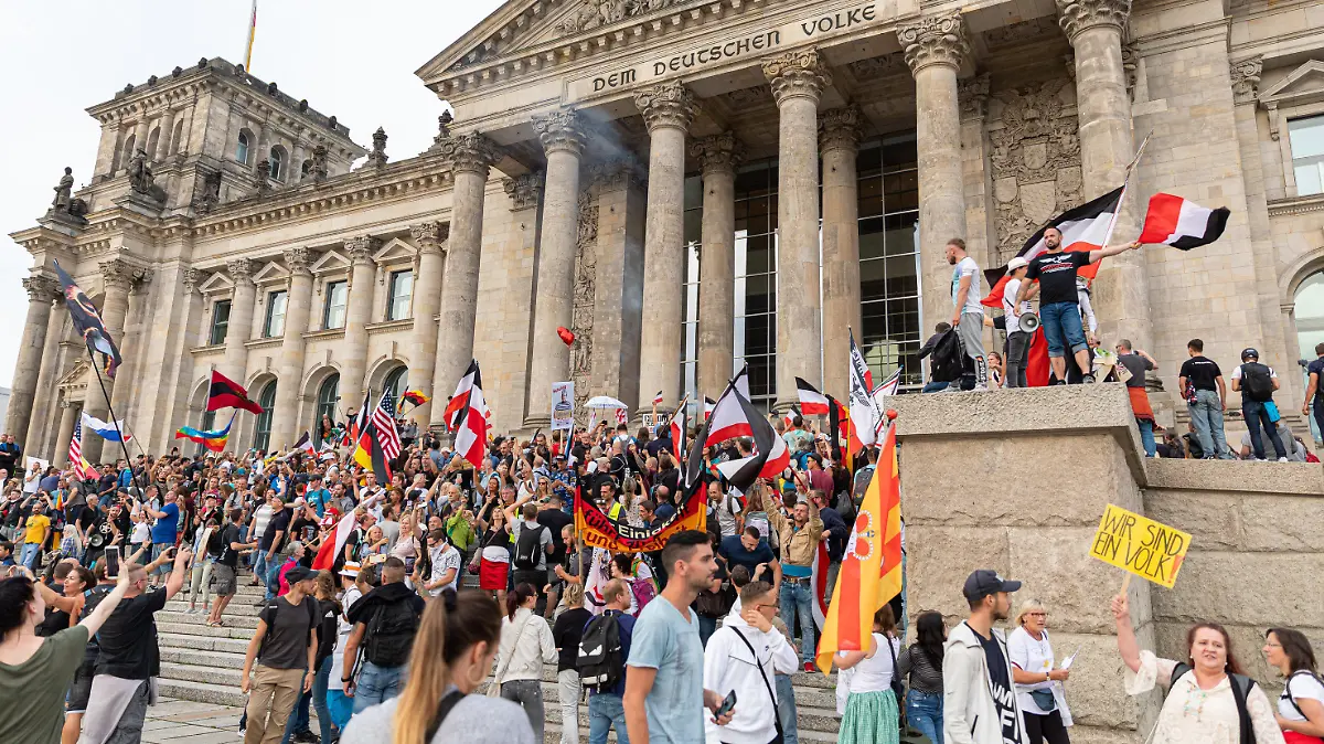 29.08.2020, Berlin: Teilnehmer einer Kundgebung gegen die Corona-Maßnahmen stehen auf den Stufen zum Reichstagsgebäude, zahlreiche Reichsflaggen sind dabei zu sehen. Der Ältestenrat des Bundestags befasst sich an diesem Donnerstag (03.09.2020) mit der Besetzung der Treppe des Reichstagsgebäudes durch Demonstranten gegen die staatlichen Corona-Maßnahmen. (Zu dpa "Ältestenrat des Bundestags berät über Treppenbesetzung bei Corona-Demo") Foto: Achille Abboud/NurPhoto/dpa +++ dpa-Bildfunk +++