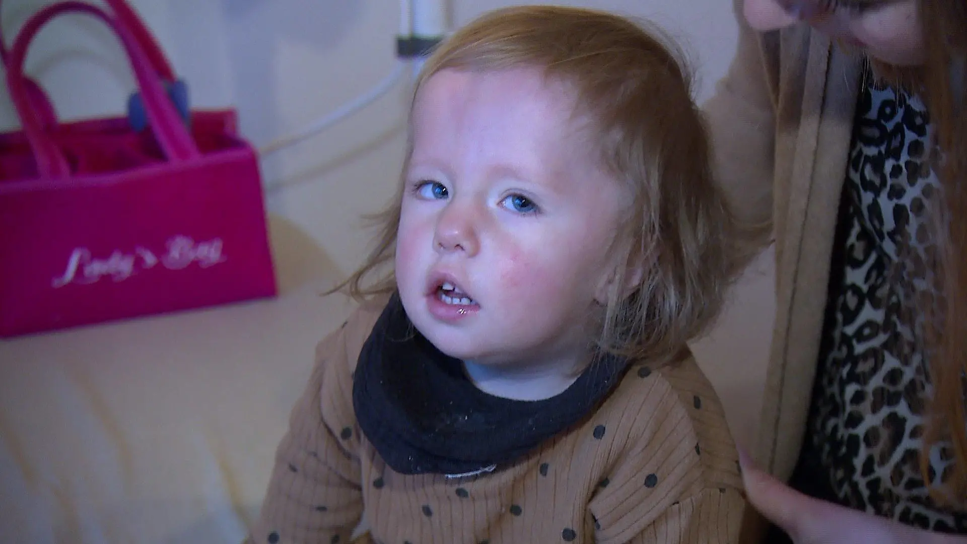 Die zweijährige Klara schaut nach oben