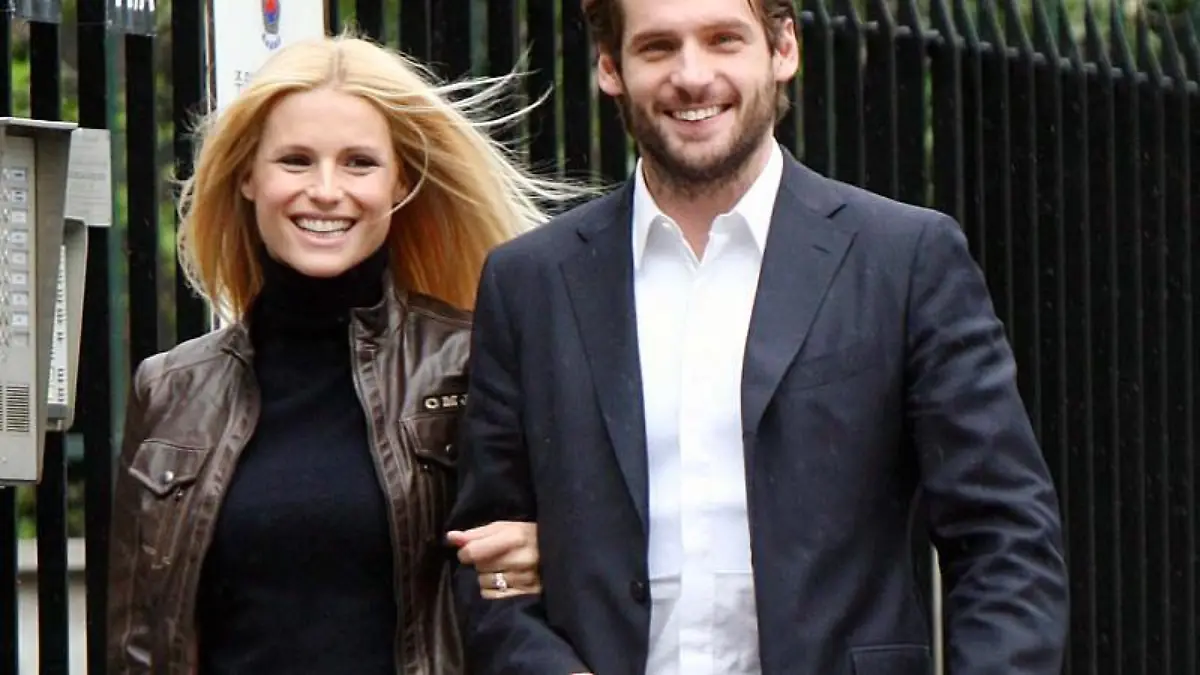 Moderatorin Michelle Hunziker mit einem verdächtig neuen Schmuckstück am Ringfinger.