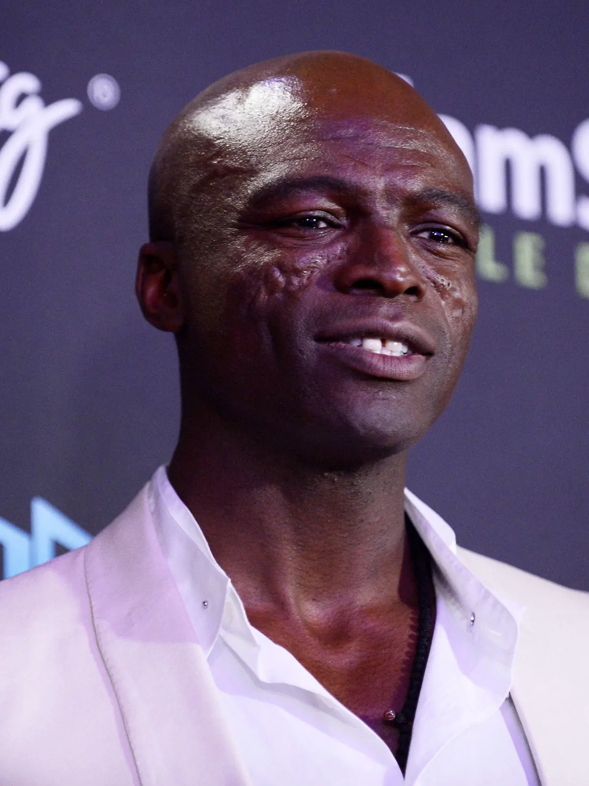 epa03183352 British singer Seal poses on the red carpet at the 54th Annual Logie Awards in Melbourne, Australia, 15 April 2012. The Logie Awards celebrate the Australian television industry. EPA/JOE CASTRO AUSTRALIA AND NEW ZEALAND OUT  +++(c) dpa - Bildfunk+++