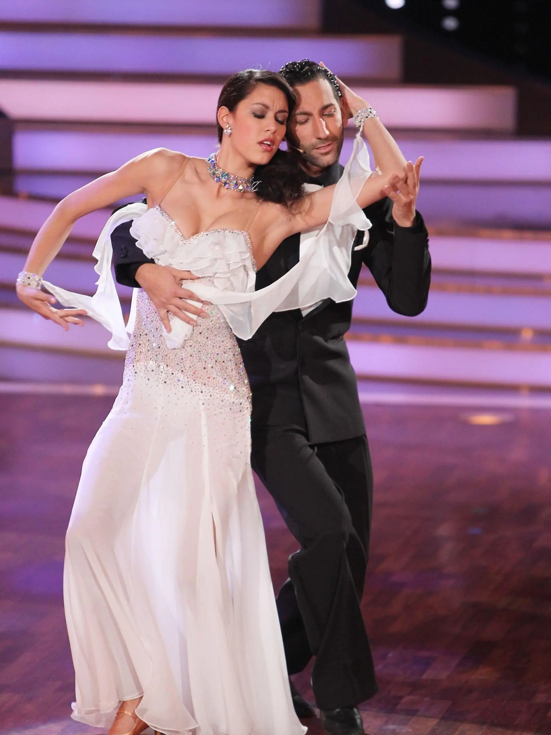 Rebecca Mir und Massimo Sinató.  Verwendung der Bilder für Online-Medien ausschließlich mit folgender Verlinkung: "Alle Infos zu "Let´s Dance" im Special bei RTL.de: http://www.rtl.de/cms/sendungen/lets-dance.html