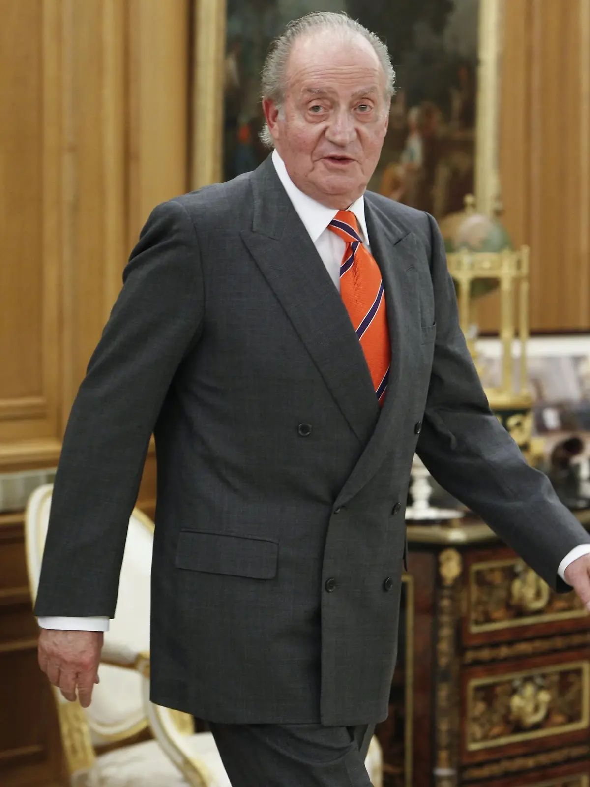 epa03182337 (FILE) A file picture dated 07 February 2012 shows Spanish King Juan Carlos I prior to an audience with the delegates of the Spanish companies that are to build the High Speed Train in Saudi Arabia, at the Palacio de la Zarzuela, Madrid, Spain. According to reports on 14 April 2012 the King has had hip replacement surgery following a fall on a private trip to Botswana. EPA/ANGEL DIAZ