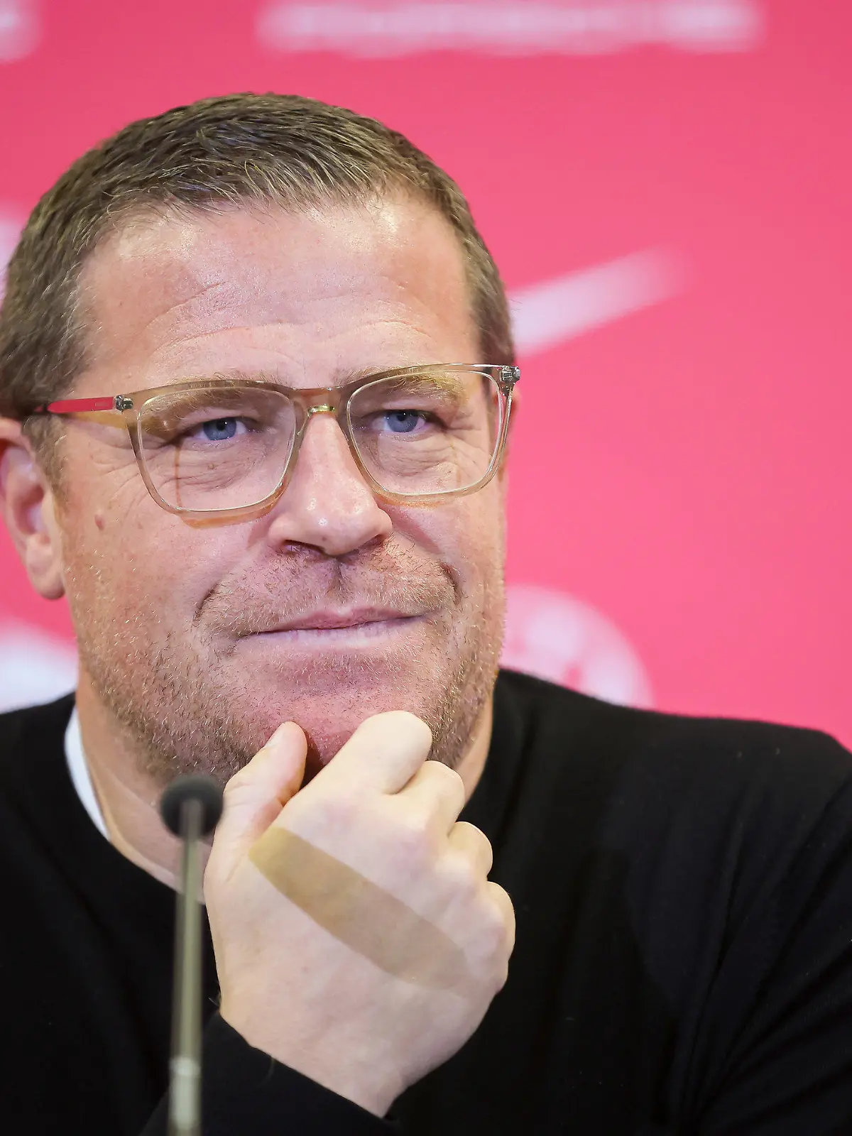 09.12.2022, Sachsen, Leipzig: Fußball: Bundesliga, RB Leipzig. RB-Sportvorstand Max Eberl spricht anlässlich seiner Vorstellung in einer Pressekonferenz in der Red-Bull-Akademie. Der 49-Jährige hatte seinen alten Verein in Mönchengladbach zu Jahresbeginn verlassen. Nach einer 11-monatigen Auszeit trat er am 1. Dezember sein Amt als Sportvorstand bei RB Leipzig an. Foto: Jan Woitas/dpa - WICHTIGER HINWEIS: Gemäß den Vorgaben der DFL Deutsche Fußball Liga bzw. des DFB Deutscher Fußball-Bund ist es untersagt, in dem Stadion und/oder vom Spiel angefertigte Fotoaufnahmen in Form von Sequenzbildern und/oder videoähnlichen Fotostrecken zu verwerten bzw. verwerten zu lassen. +++ dpa-Bildfunk +++