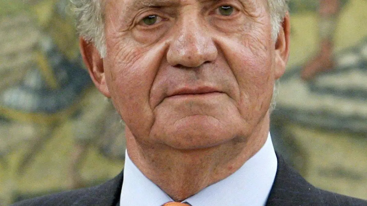 ARCHIV - Der spanische König Juan Carlos (Archivfoto vom 30.10.2006) ist nach einer Elefantenjagd in Botsuana gestürzt und hat sich die Hüfte gebrochen. Wegen einer Fraktur an der rechten Hüfte musste er in einer Klinik in Madrid operiert werden. Der spanische König ist ein leidenschaftlicher Jäger. Foto: Juanjo Martin (zu dpa 0709 vom 14.04.2012) +++(c) dpa - Bildfunk+++