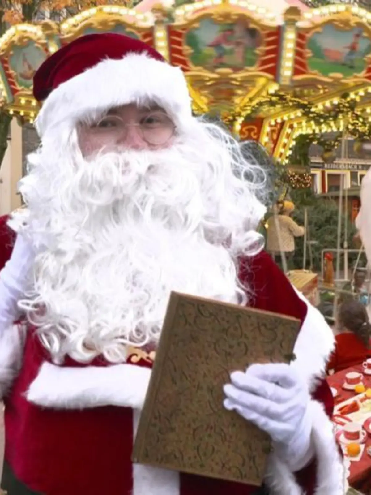 RTL-Reporter Marius Olion als Weihnachtsmann.