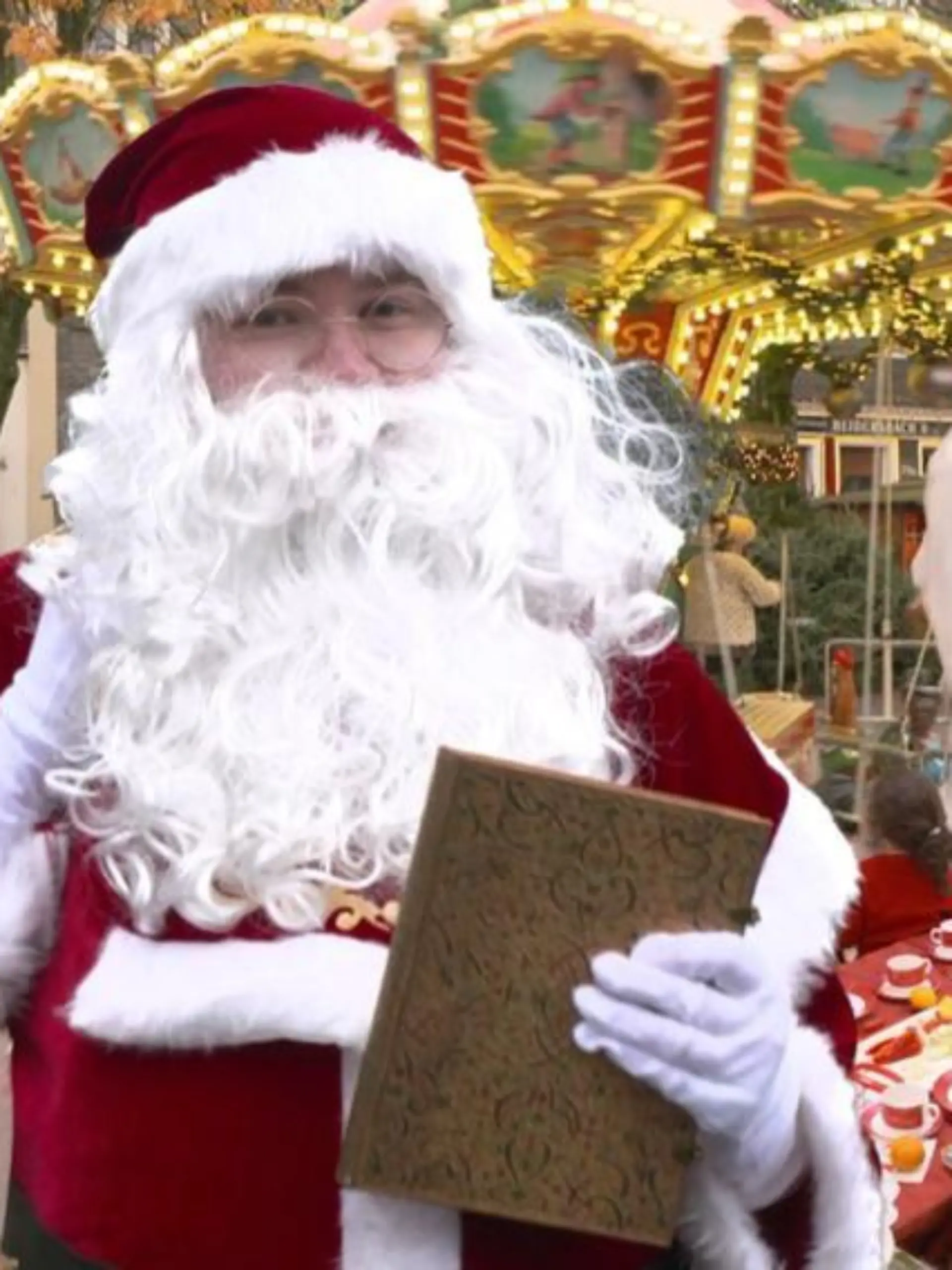 RTL-Reporter Marius Olion als Weihnachtsmann.