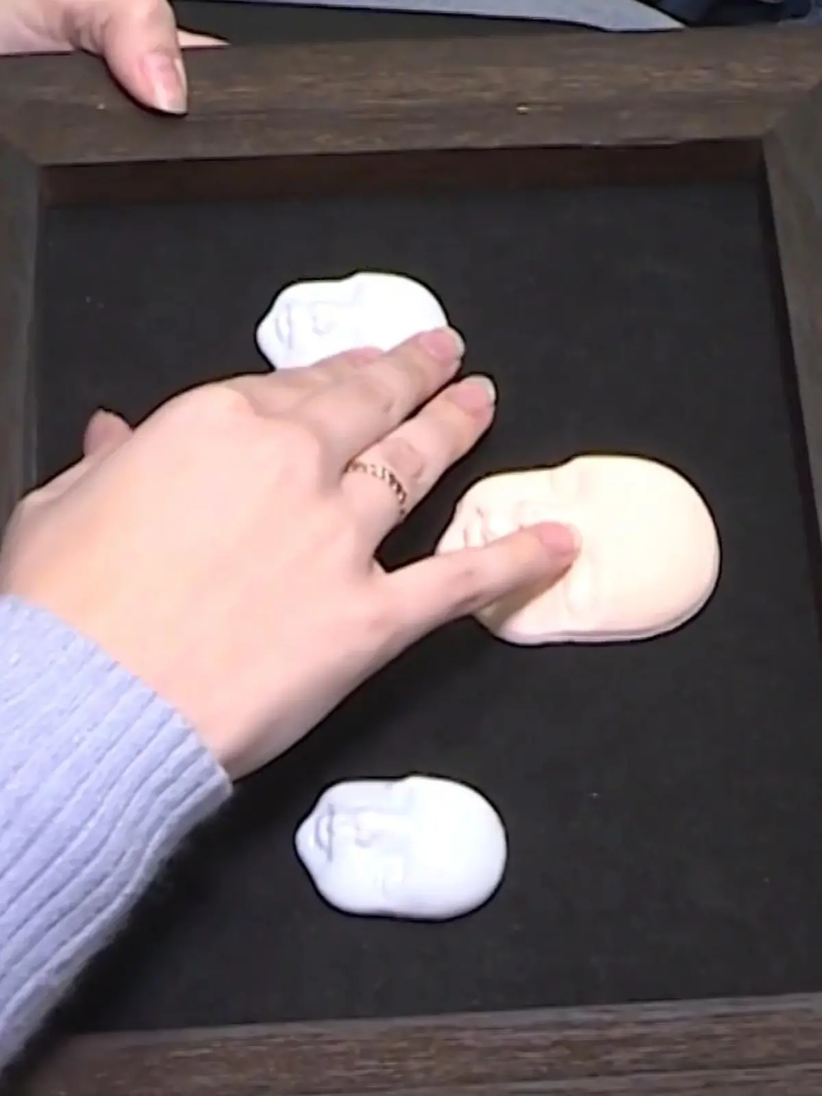 Bahnbrechende Anwendung von 3D-Druck! Mithilfe der Technik kann die Schwangere Ashton ihr Kind spüren, obwohl es noch gar nicht auf der Welt ist. Ein besonderer Moment für die blinde Frau.