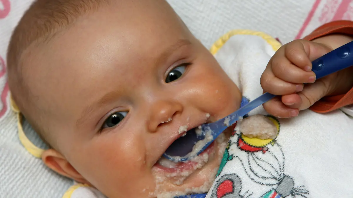 Das sieben Monate alte Baby Amira aus dem brandenburgischen Sieversdorf knabbert an einen Löffel und hat sich den Mund mit Brei verschmiert, aufgenommen am 08.05.2007. Foto: Patrick Pleul +++(c) dpa - Report+++