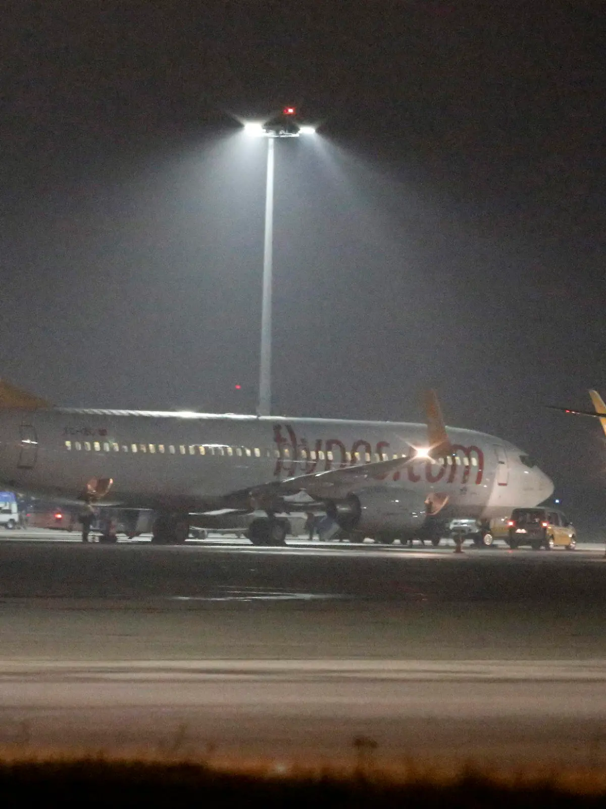epa04060388 Airplanes of Turkish company Pegasus Airlines stand in park position at Sabiha Gokcen Airport in Istanbul, Turkey 07 February 2014. A man claiming to have a bomb on a Turkish passenger plane leaving Ukraine demanded that the flight be diverted to Sochi, local media reported. The plane, which was carrying 110 passengers when it took off from Kharkiv, later landed safely at Istanbul's Sabiha Gokcen airport. EPA/TOLGA BOZOGLU +++(c) dpa - Bildfunk+++