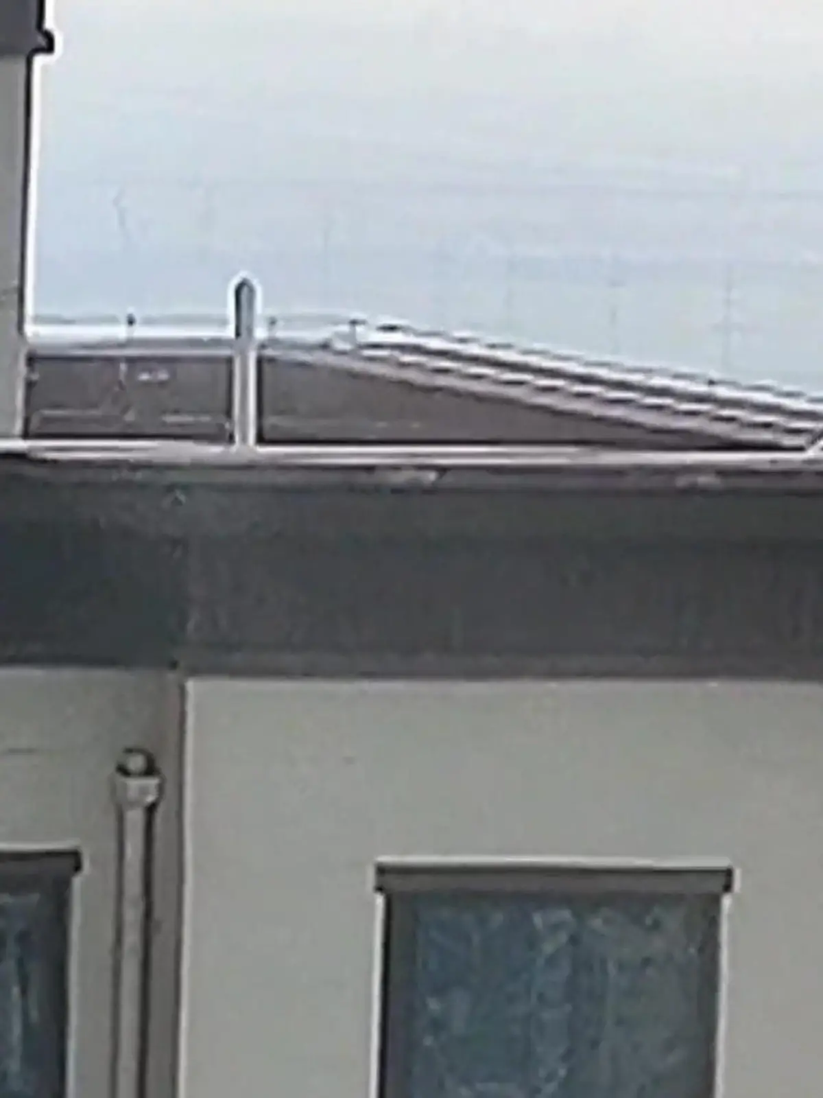 Dieses Kleinkind hatte wohl Lust auf einen lebensgefährlichen Ausflug. Munter spaziert es auf dem Dach eines chinesischen Hochhauses – im 28. Stock! Die erschreckende Höhe scheint den kleinen Abenteurer aber gar nicht zu interessieren. Als die Hausverwaltung das Dach erreichte, war das Kind jedoch spurlos verschwunden. Einen Unfall gab es zum Glück nicht - die gefährliche Aktion ist nochmal gut ausgegangen.