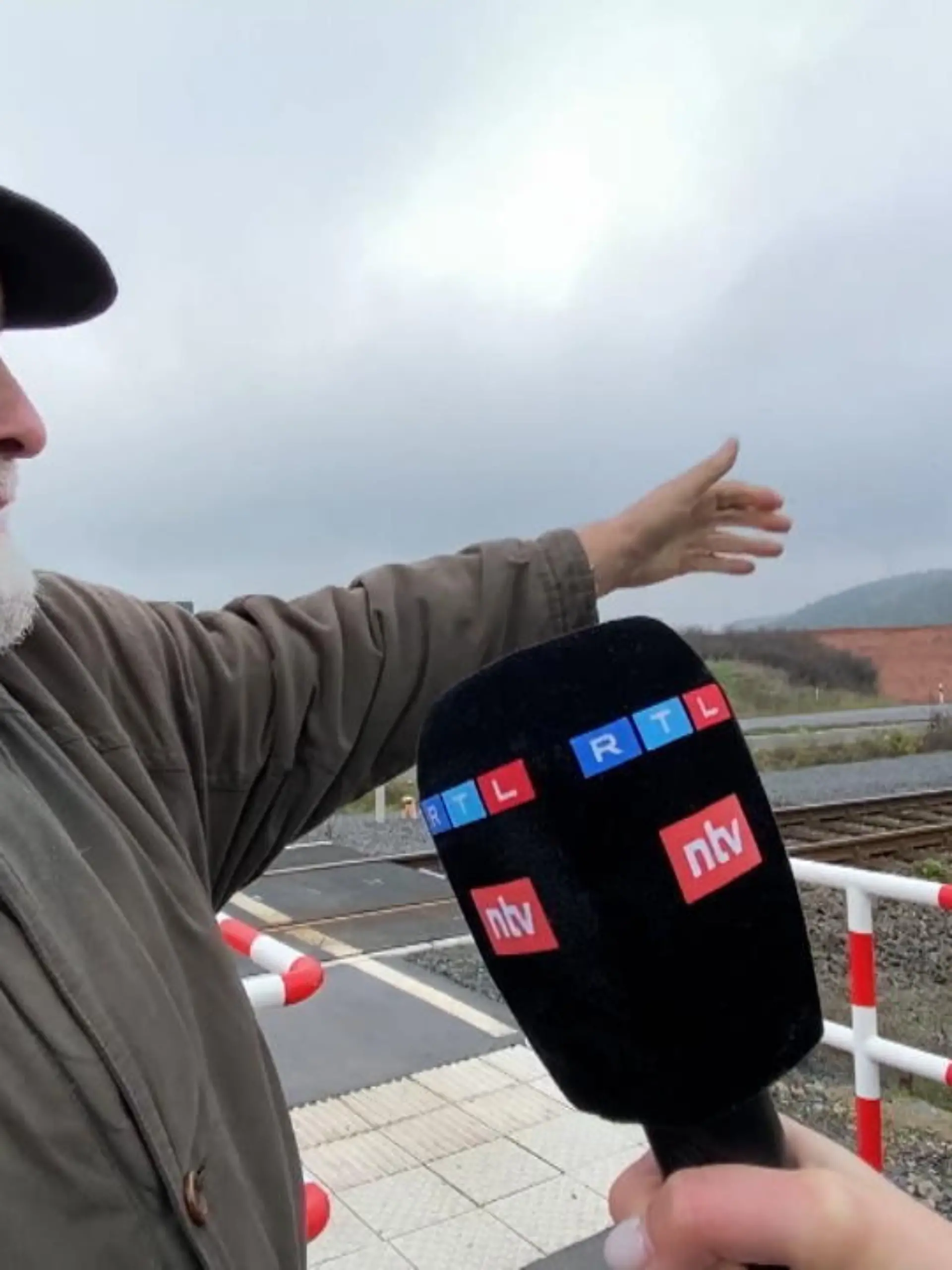 Am Mittwoch wurde im hessischen Sarnau ein dreijähriges Mädchen überfahren. Manfred Ebert wohnt in dem Ort - seiner Meinung nach ist der Bahnübergang viel zu unsicher.