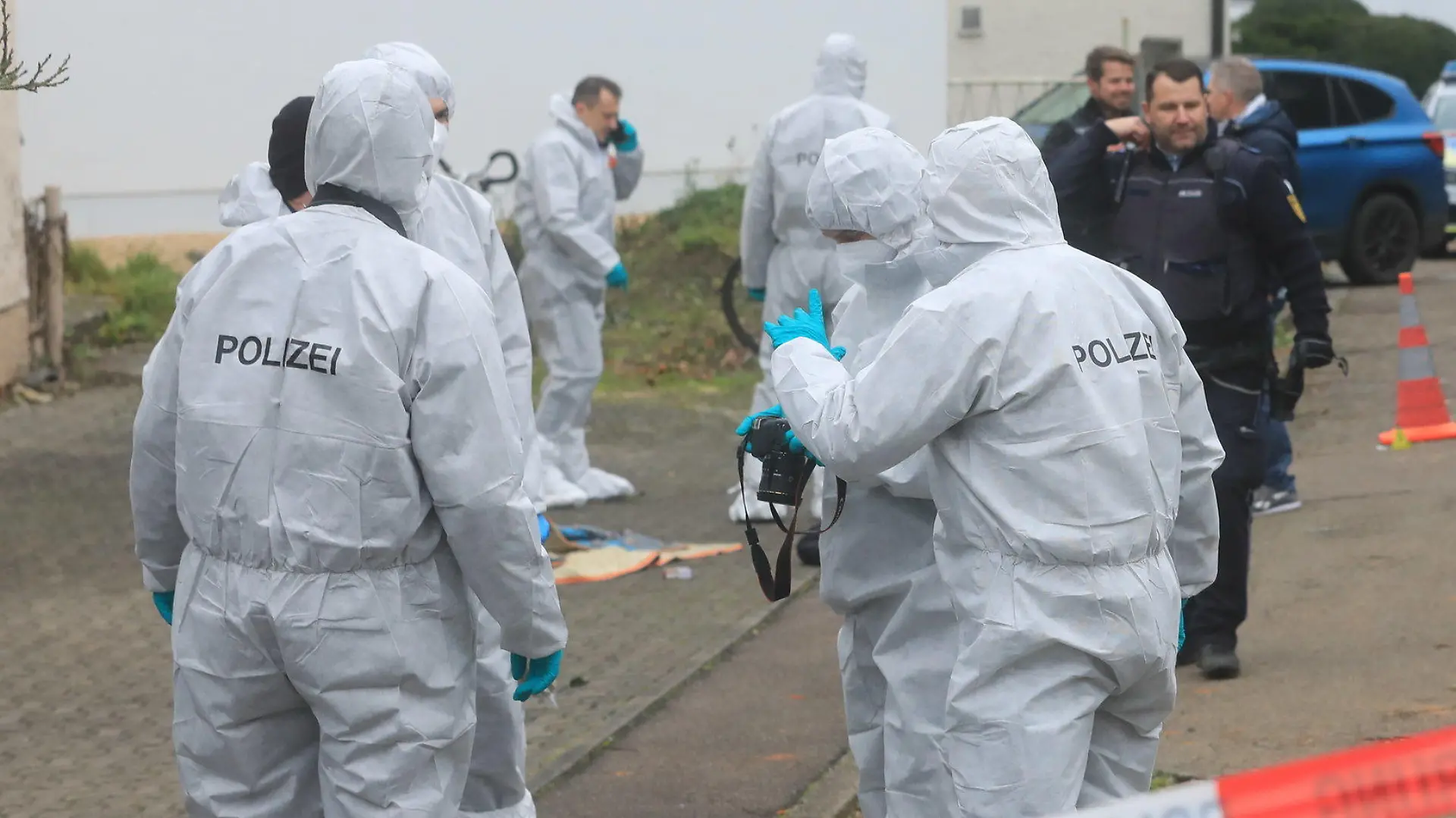 05.12.2022, Baden-Württemberg, Illerkirchberg: Einsatzkräfte begutachten einen Tatort in Illerkirchberg (Alb-Donau-Kreis). Ein Mann soll dort zwei Mädchen auf dem Schulweg angegriffen und schwer verletzt haben.      (zu dpa «Zwei Mädchen auf Schulweg angegriffen») Foto: Ralf Zwiebler/z-media/dpa +++ dpa-Bildfunk +++