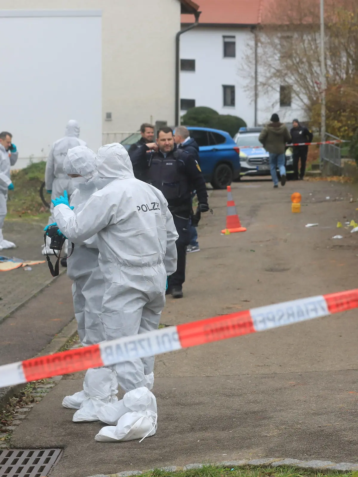 05.12.2022, Baden-Württemberg, Illerkirchberg: Einsatzkräfte begutachten einen Tatort in Illerkirchberg (Alb-Donau-Kreis). Ein Mann soll dort zwei Mädchen auf dem Schulweg angegriffen und schwer verletzt haben.      (zu dpa «Zwei Mädchen auf Schulweg angegriffen») Foto: Ralf Zwiebler/z-media/dpa +++ dpa-Bildfunk +++