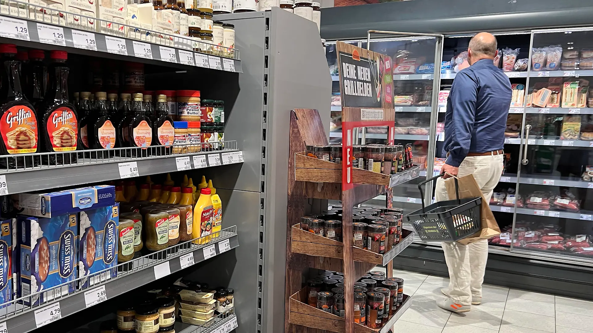 Inflation steigt im August trotz Neun Euro Ticket und Tankrabatt auf 7,9 Prozent! VERBRAUCHERPREISE: Inflation in Deutschland Ein Mann steht vor einem Kuehlregal und blickt gebannt auf die Preise, Preisschild,Preisaushang,Kuehltheke, Fleisch-und Wurstwaren. Einkauf,Inflation,Verbraucherpreise,Teuerung, ?