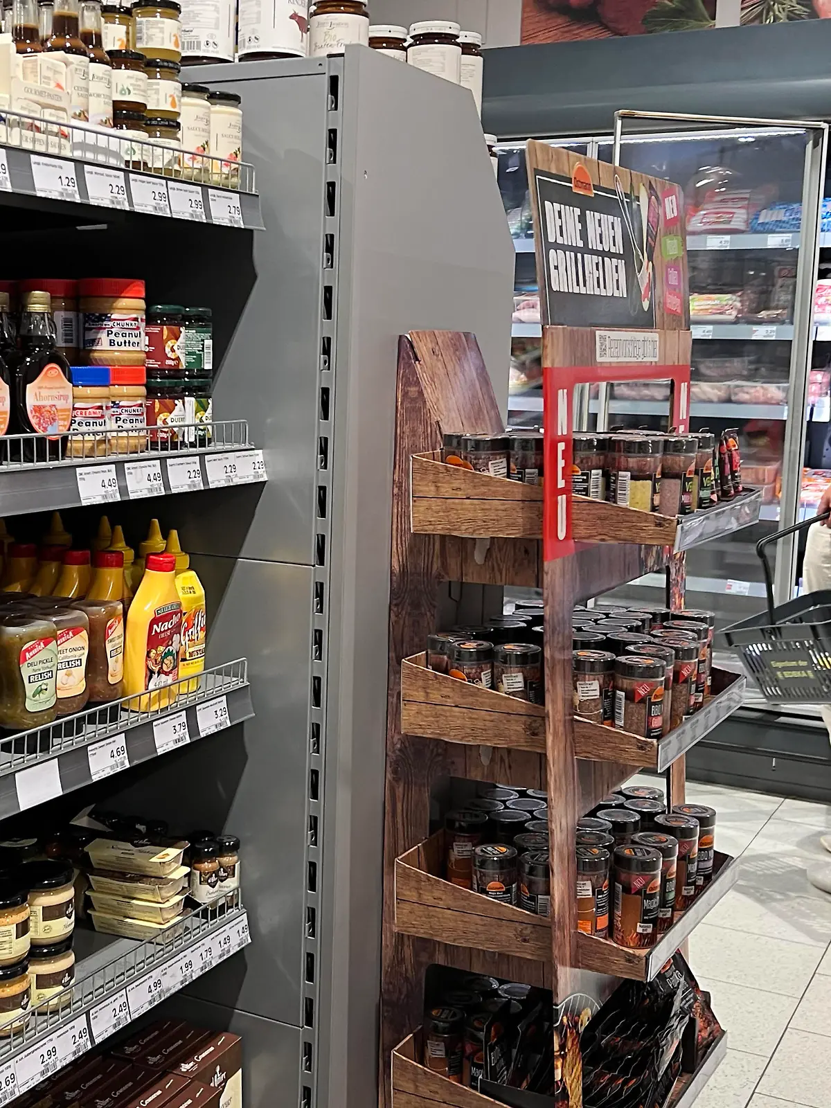 Inflation steigt im August trotz Neun Euro Ticket und Tankrabatt auf 7,9 Prozent! VERBRAUCHERPREISE: Inflation in Deutschland Ein Mann steht vor einem Kuehlregal und blickt gebannt auf die Preise, Preisschild,Preisaushang,Kuehltheke, Fleisch-und Wurstwaren. Einkauf,Inflation,Verbraucherpreise,Teuerung, ?
