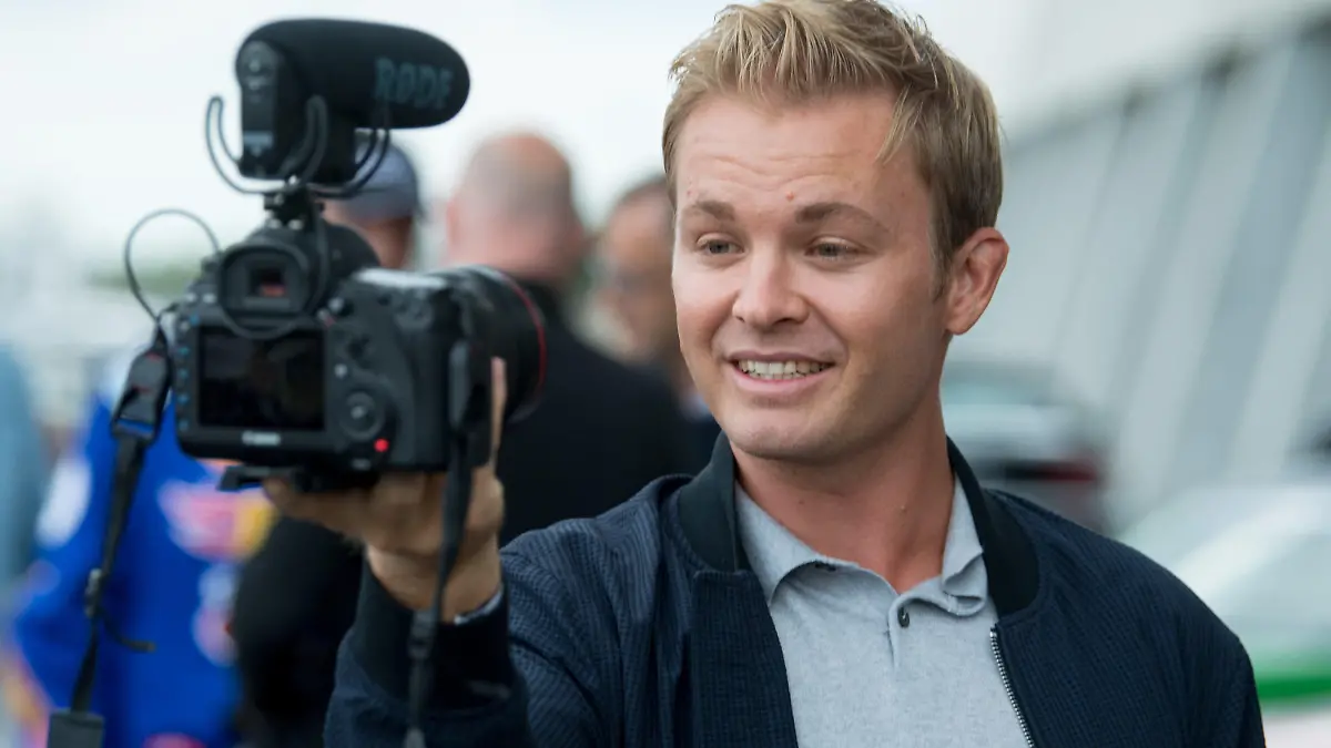 ARCHIV - 05.09.2019, Sachsen, Leipzig: Nico Rosberg, ehemaliger Formel-1-Weltmeister, kommt zum VIP-Rennen der Place to B Racing for Charity. Rosberg sieht positive Veränderungen in der wichtigsten Motorsport-Serie. (zu dpa «Rosberg spricht von Nachhaltigkeit in der Formel 1») Foto: Hendrik Schmidt/dpa-Zentralbild/dpa +++ dpa-Bildfunk +++