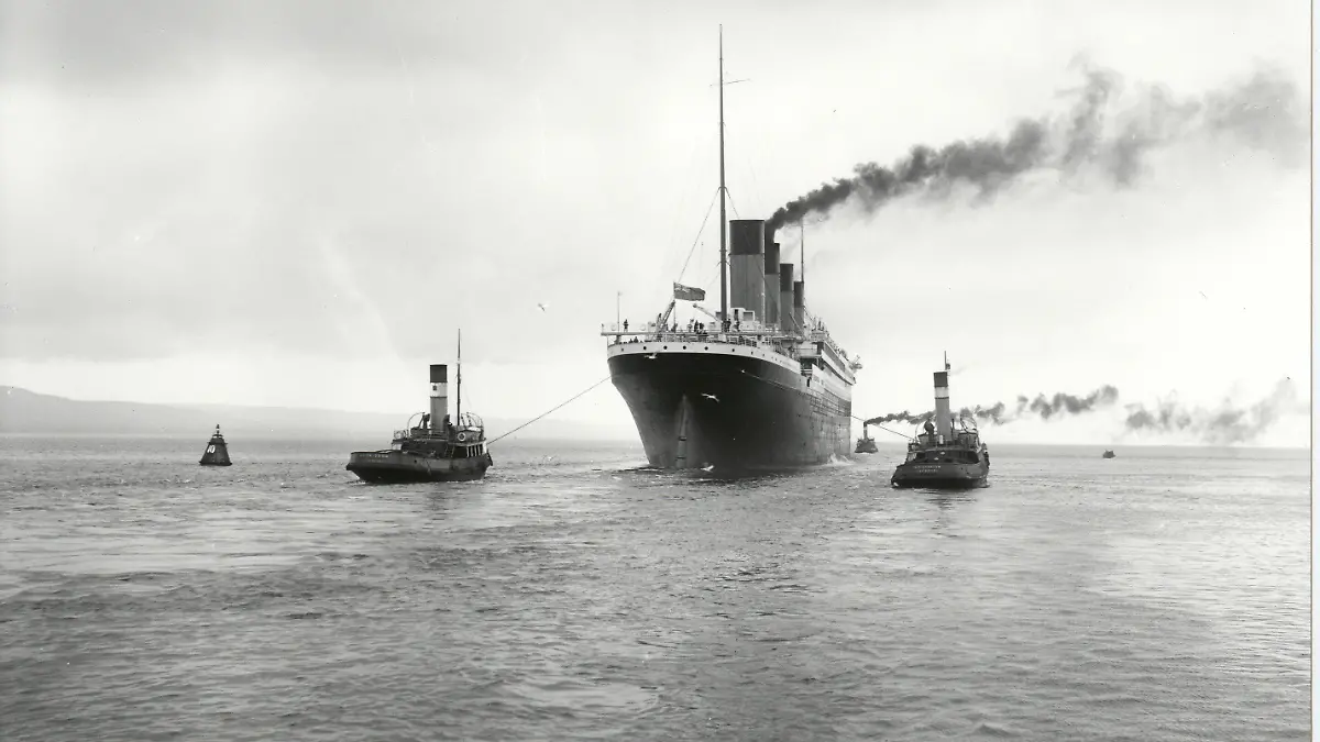 ARCHVI - Ein historisches Schwarz-Weiß-Foto zeigt die Titanic, wie sie zu ihrer Jungfernfahrt im April 1912 aus dem Belfaster Hafen geschleppt wird. Was genau in der Nacht vom 14. auf den 15. April 1912 weit draußen im Atlantik südlich der Neufundlandbank passierte, wird wohl nie endgültig und in allen Einzelheiten geklärt werden. Die Suche danach dürfte trotzdem nicht so schnell zu Ende gehen. Vor 100 Jahren sank dort die «Titanic». Und Foto: Ulster Folk & Transport Museum dpa (zu dpa-Korr "Tragödie mit Symbolkraft: «Titanic»-Mythos fesselt seit 100 Jahren" vom 12.04.2012) +++(c) dpa - Bildfunk+++