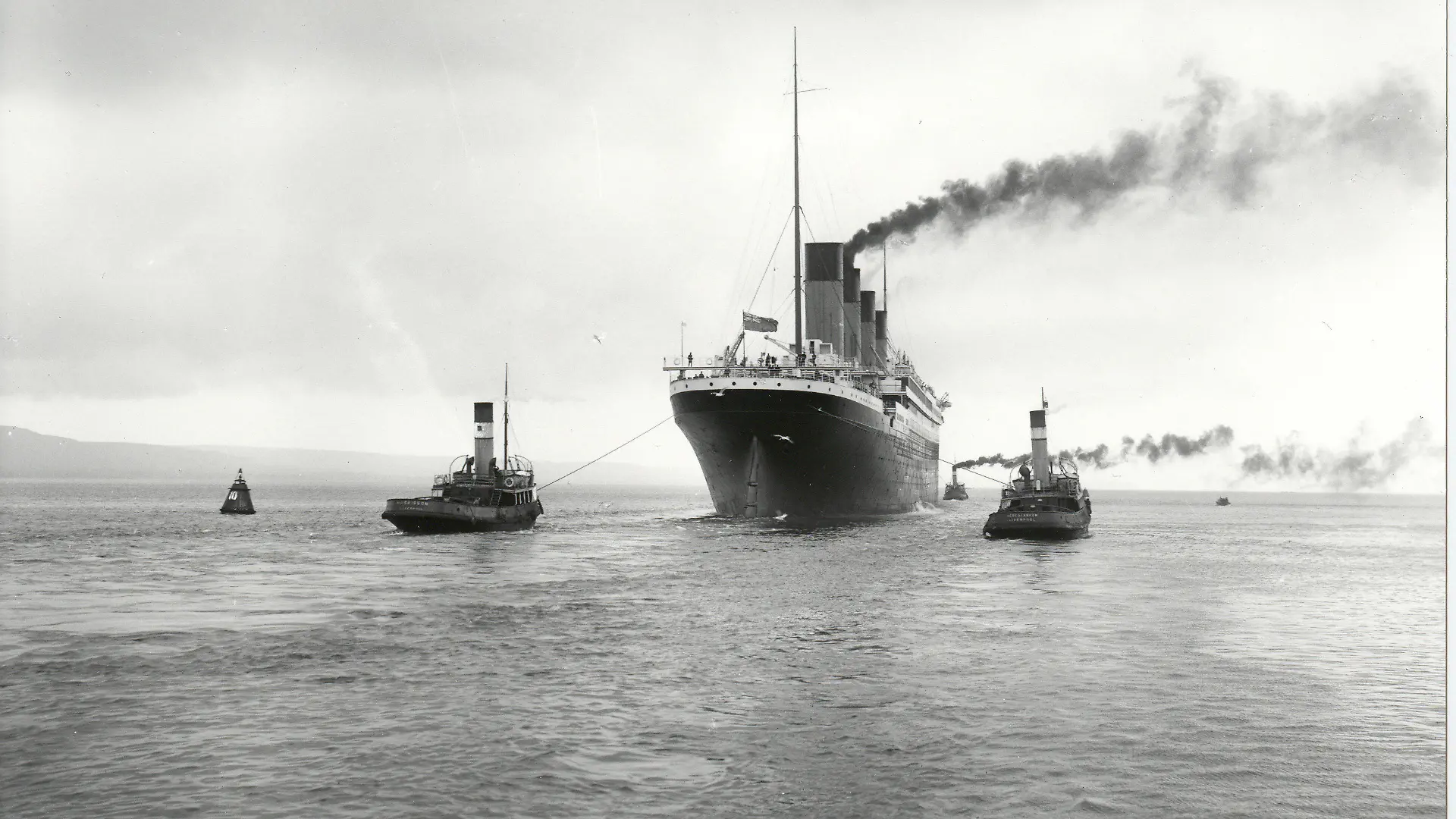 ARCHVI - Ein historisches Schwarz-Weiß-Foto zeigt die Titanic, wie sie zu ihrer Jungfernfahrt im April 1912 aus dem Belfaster Hafen geschleppt wird. Was genau in der Nacht vom 14. auf den 15. April 1912 weit draußen im Atlantik südlich der Neufundlandbank passierte, wird wohl nie endgültig und in allen Einzelheiten geklärt werden. Die Suche danach dürfte trotzdem nicht so schnell zu Ende gehen. Vor 100 Jahren sank dort die «Titanic». Und Foto: Ulster Folk & Transport Museum dpa (zu dpa-Korr "Tragödie mit Symbolkraft: «Titanic»-Mythos fesselt seit 100 Jahren" vom 12.04.2012) +++(c) dpa - Bildfunk+++