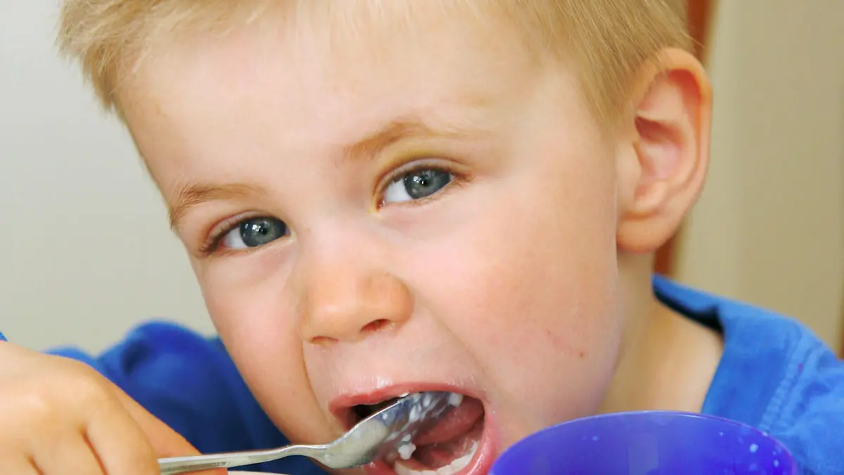 Boy eating porridge, 28.05.2007. MODEL RELEASED. LEHTIKUVA / Marja Airio  +++(c) dpa - Report+++
