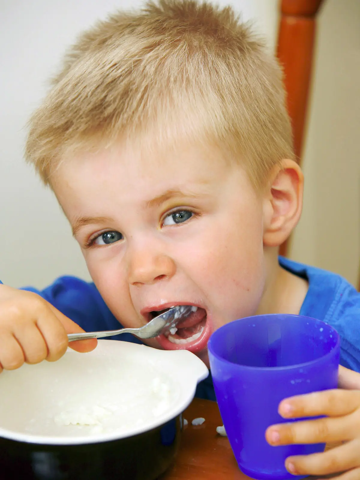 Boy eating porridge, 28.05.2007. MODEL RELEASED. LEHTIKUVA / Marja Airio  +++(c) dpa - Report+++