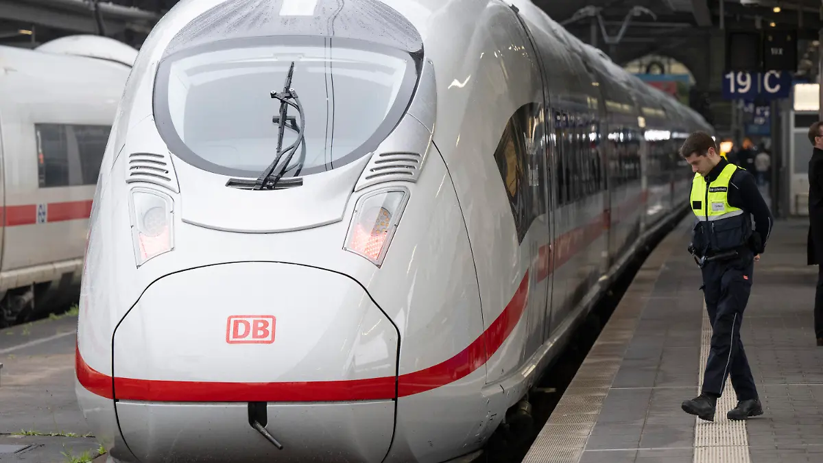 05.12.2022, Hessen, Frankfurt/Main: Zur Premiere des neuen ICE 3neo steht die neue Variante des Schnellzuges abfahrbereit am Gleis im Hauptbahnhof von Frankfurt. Insgesamt hat die Deutsche Bahn 73 ICE 3neo bestellt. Foto: Boris Roessler/dpa +++ dpa-Bildfunk +++
