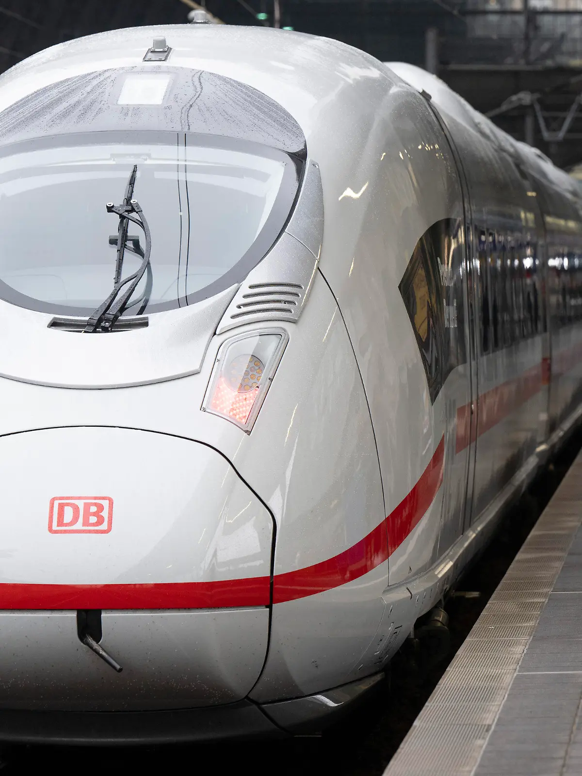 05.12.2022, Hessen, Frankfurt/Main: Zur Premiere des neuen ICE 3neo steht die neue Variante des Schnellzuges abfahrbereit am Gleis im Hauptbahnhof von Frankfurt. Insgesamt hat die Deutsche Bahn 73 ICE 3neo bestellt. Foto: Boris Roessler/dpa +++ dpa-Bildfunk +++