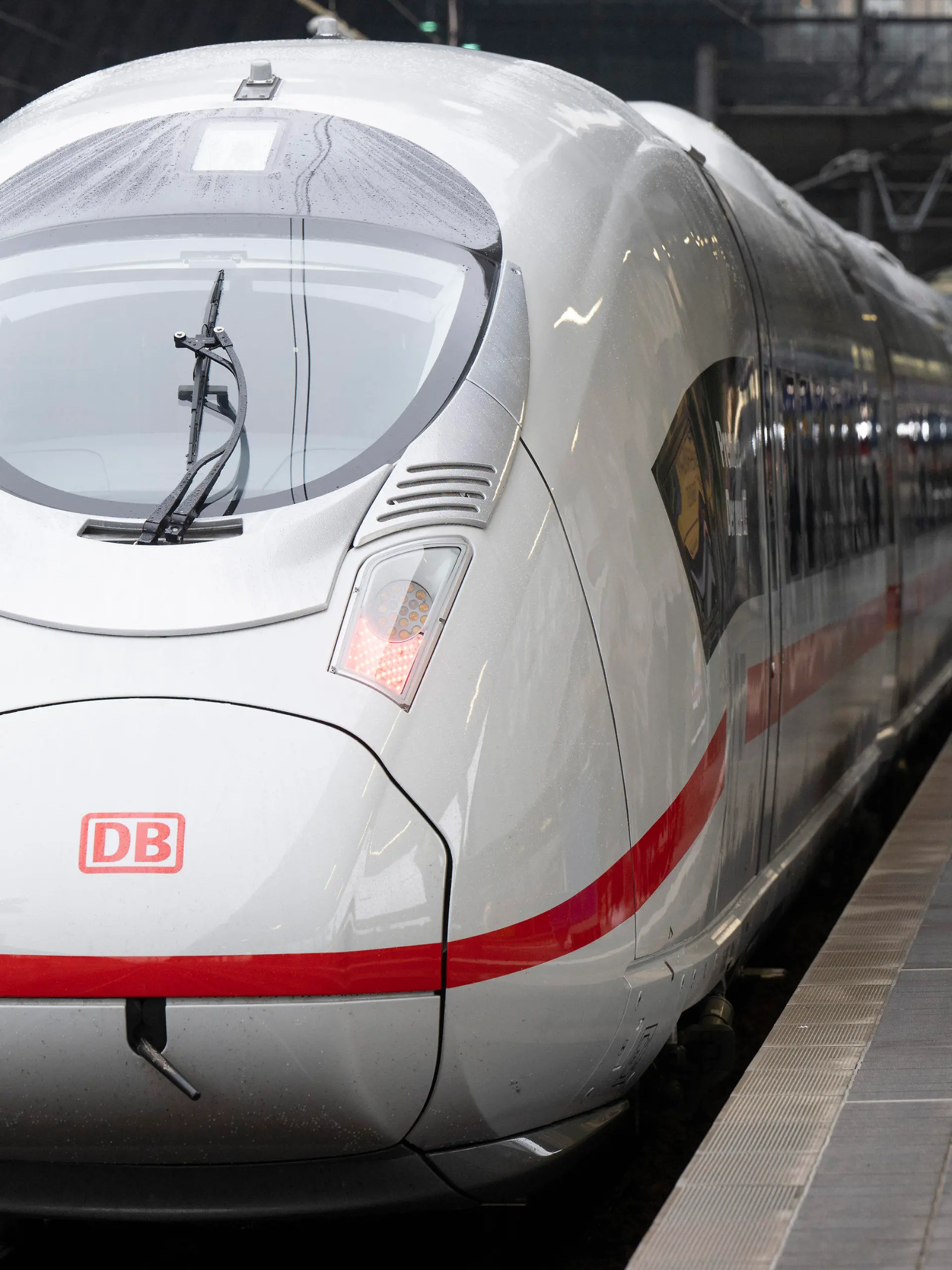 05.12.2022, Hessen, Frankfurt/Main: Zur Premiere des neuen ICE 3neo steht die neue Variante des Schnellzuges abfahrbereit am Gleis im Hauptbahnhof von Frankfurt. Insgesamt hat die Deutsche Bahn 73 ICE 3neo bestellt. Foto: Boris Roessler/dpa +++ dpa-Bildfunk +++