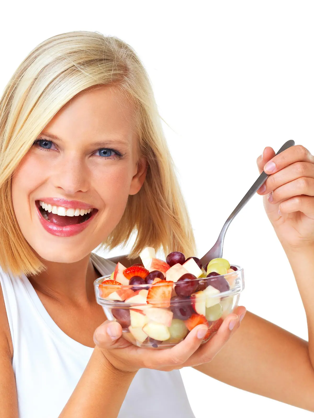 Porträt einer schönen Frau lächelnd isst gleich ihren Fruchtsalat