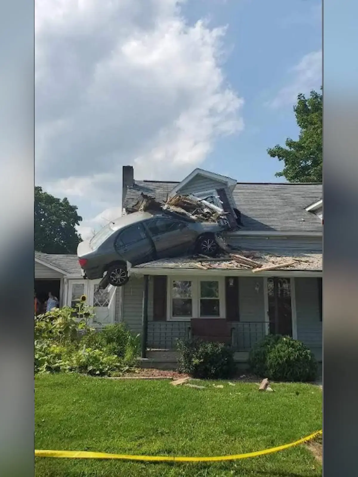 Im US-Bundesstaat Pennsylvania landete ein Auto im zweiten Stock eines Wohngebäudes.