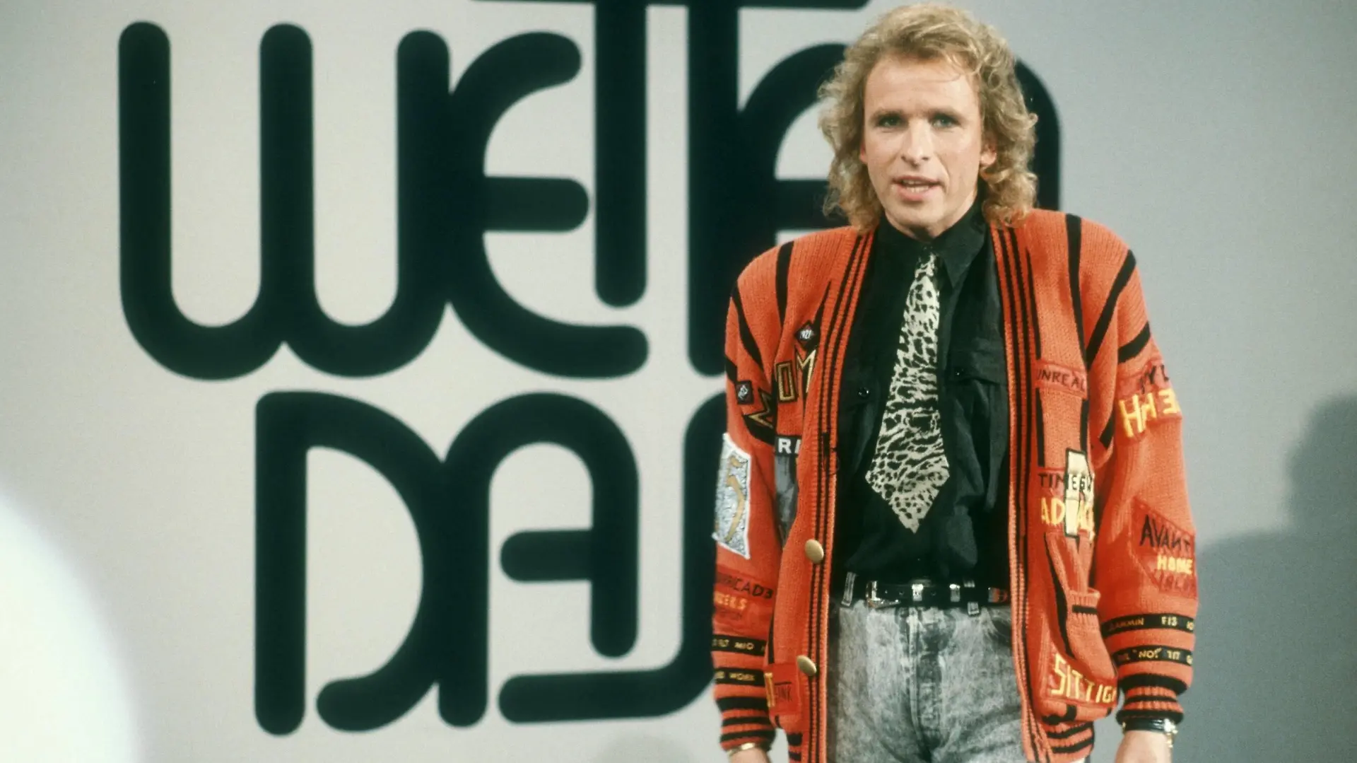  Thomas Gottschalk in Wetten, dass.. 11/89 vZ Thomas Gottschalk am 4. November 1989 in Wetten, dass.. ZDF aus Basel Deutschland deutsch Deutscher Mann Fernsehen Show Moderation Moderator TV Fernsehen Film Schauspiel Schauspieler german host presenter actor Logo quer halb stehend sprechend