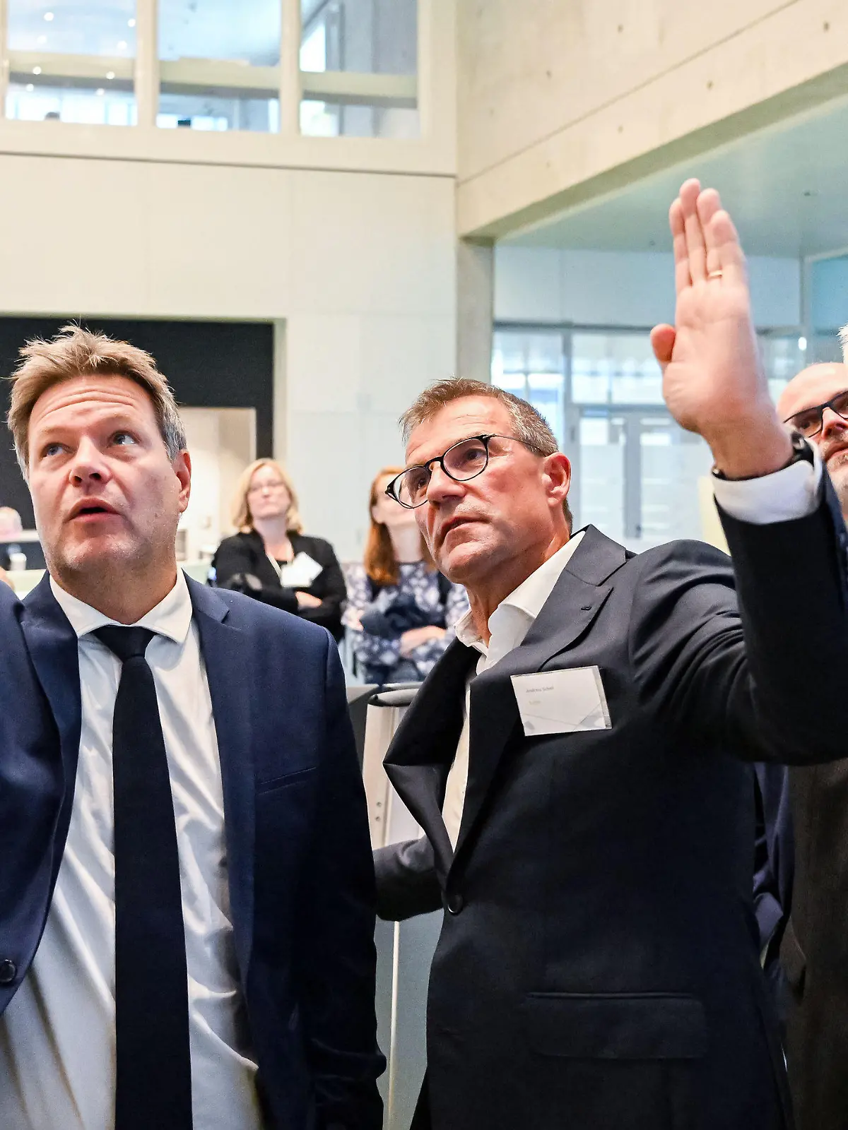 HANDOUT - 08.11.2022, Baden-Württemberg, Wendlingen: Bundeswirtschafts- und Klimaschutzminister Robert Habeck (l-r., Bündnis 90/Die Grünen) besucht zusammen mit Andreas Schell, Vorstandsvorsitzender der EnBW, Winfried Kretschmann(l, Bündnis 90/Die Grünen), Ministerpräsident von Baden-Württemberg, die Hauptschaltleitung der TransnetBW in Wendlingen. Foto: Uli Deck/EnBW/dpa - ACHTUNG: Nur zur redaktionellen Verwendung im Zusammenhang mit der aktuellen Berichterstattung und nur mit vollständiger Nennung des vorstehenden Credits +++ dpa-Bildfunk +++
