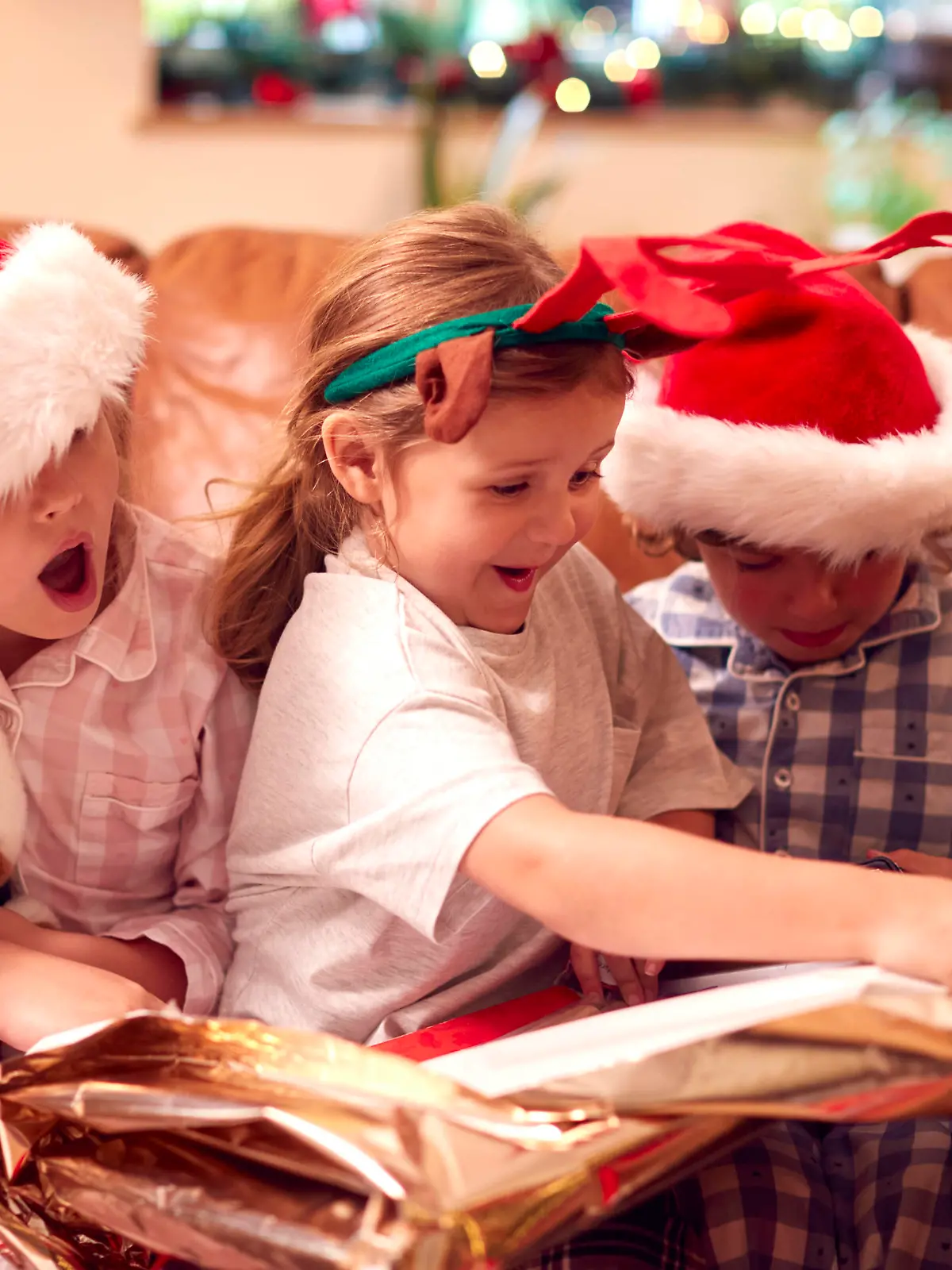 weihnachten,aufregung,kinder,auspacken,weihnachtsgeschenk,weihnacht,weihnachtsfest,x-mas,xmas,aufregen,aufregend,kids,kind,geschenk,geschenke,weihnachtsgeschenke,weihnachtspäckchen *** christmas,excitement,children,unpacking,christmas present,merry christmas,x-mas,xmas,excitements,childs,kid,kids,christmas gift,christmas presents mmq-12rk ,model released, Symbolfoto