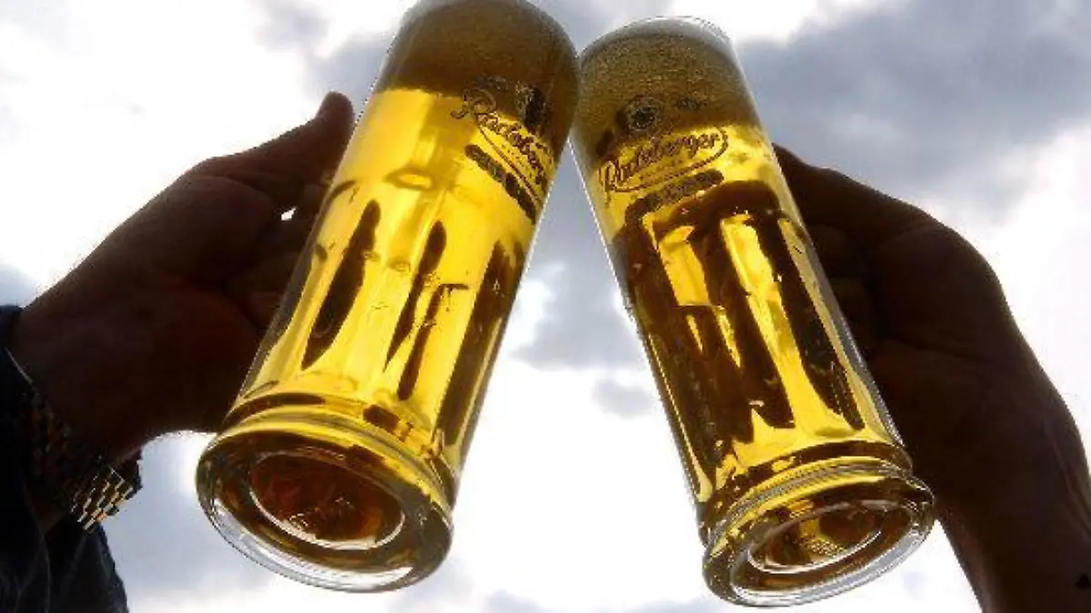 Potsdam (Brandenburg): Mit gefüllten Biergläsern wird am 22.04.2004 in einem Biergarten in Potsdam angestoßen. Am 23.04.2004 wird offiziell der "Tag des deutschen Bieres" gefeiert. Das Jubiläum wird seit 1994 regelmäßig begangen und soll an den Verkündungstag des Deutschen Reinheitsgebotes für Bier aus dem Jahre 1516 in Ingolstadt erinnern. Das Reinheitsgebot für Bier ist das älteste Lebensmittelgesetz der Welt.