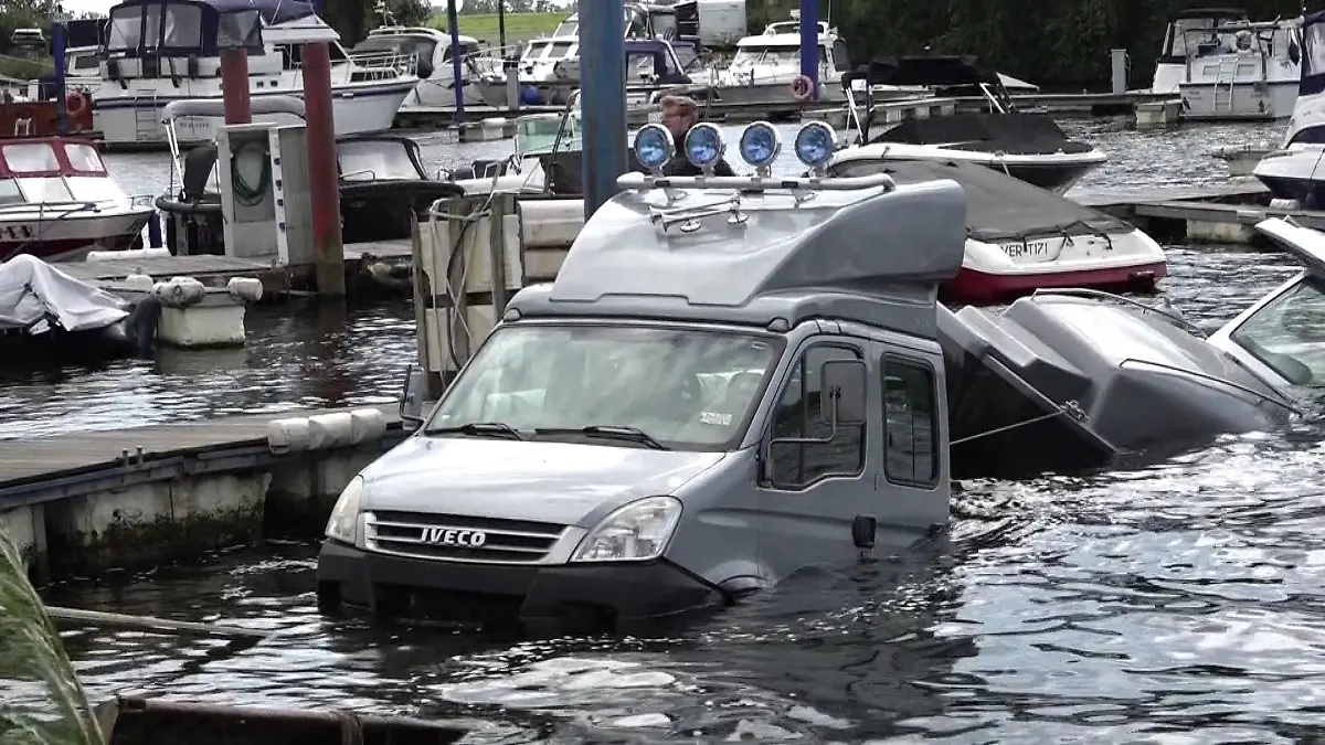 Vom Boot ist fast nichts mehr zu sehen.