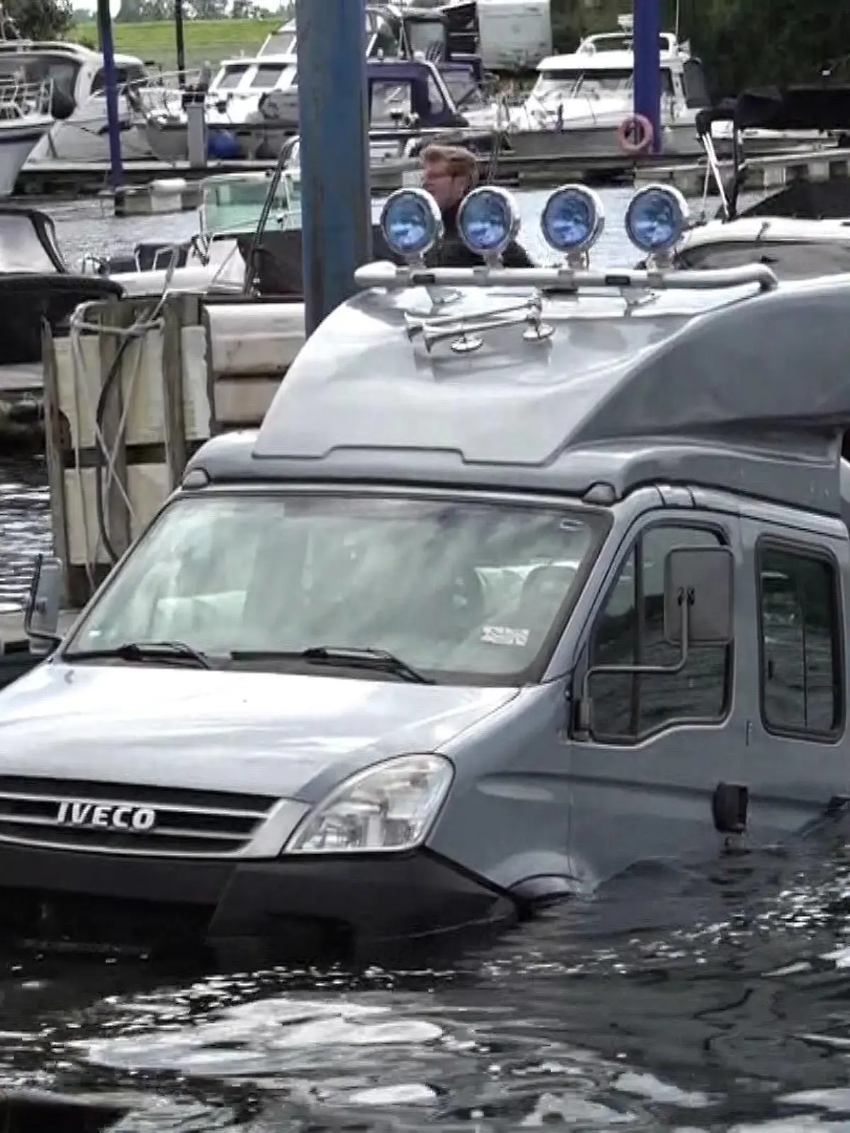 Vom Boot ist fast nichts mehr zu sehen.