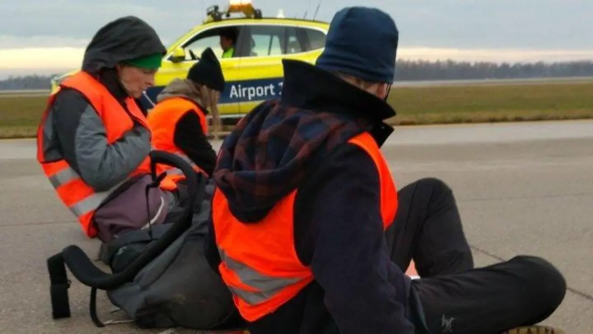 Klimaaktivisten kleben sich auf Flughafen-Rollfeld fest