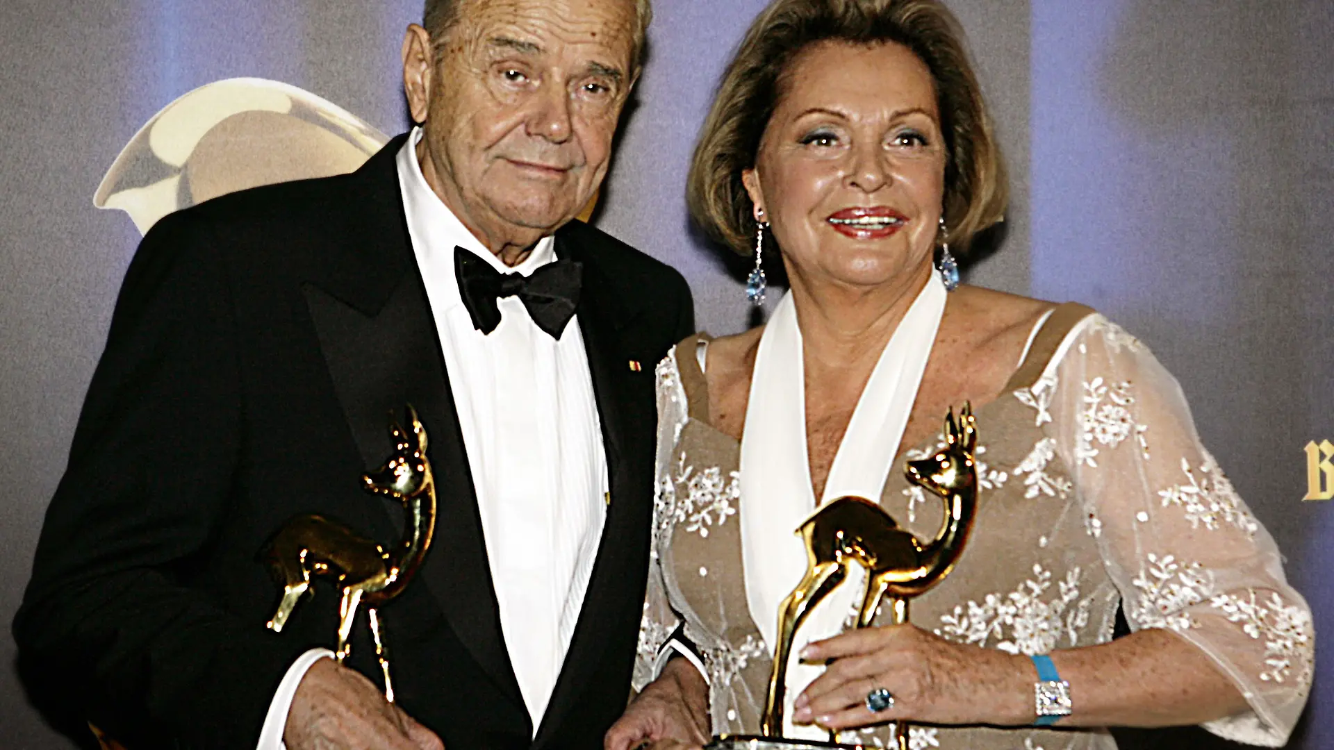 ARCHIV - Walter Giller und Ehefrau Nadja Tiller posieren mit ihren Bambis, die sie am 30.11.2006 in Stuttgart für ihr Lebenswerk erhalten haben. Der Schauspieler starb im Alter von 84 Jahren in Hamburg. Das Internet-Portal «bild.de» berichtete, dass er am Donnerstagabend (15.12.2011) einem Krebsleiden erlegen sei. Foto: Marijan Murat +++(c) dpa - Bildfunk+++