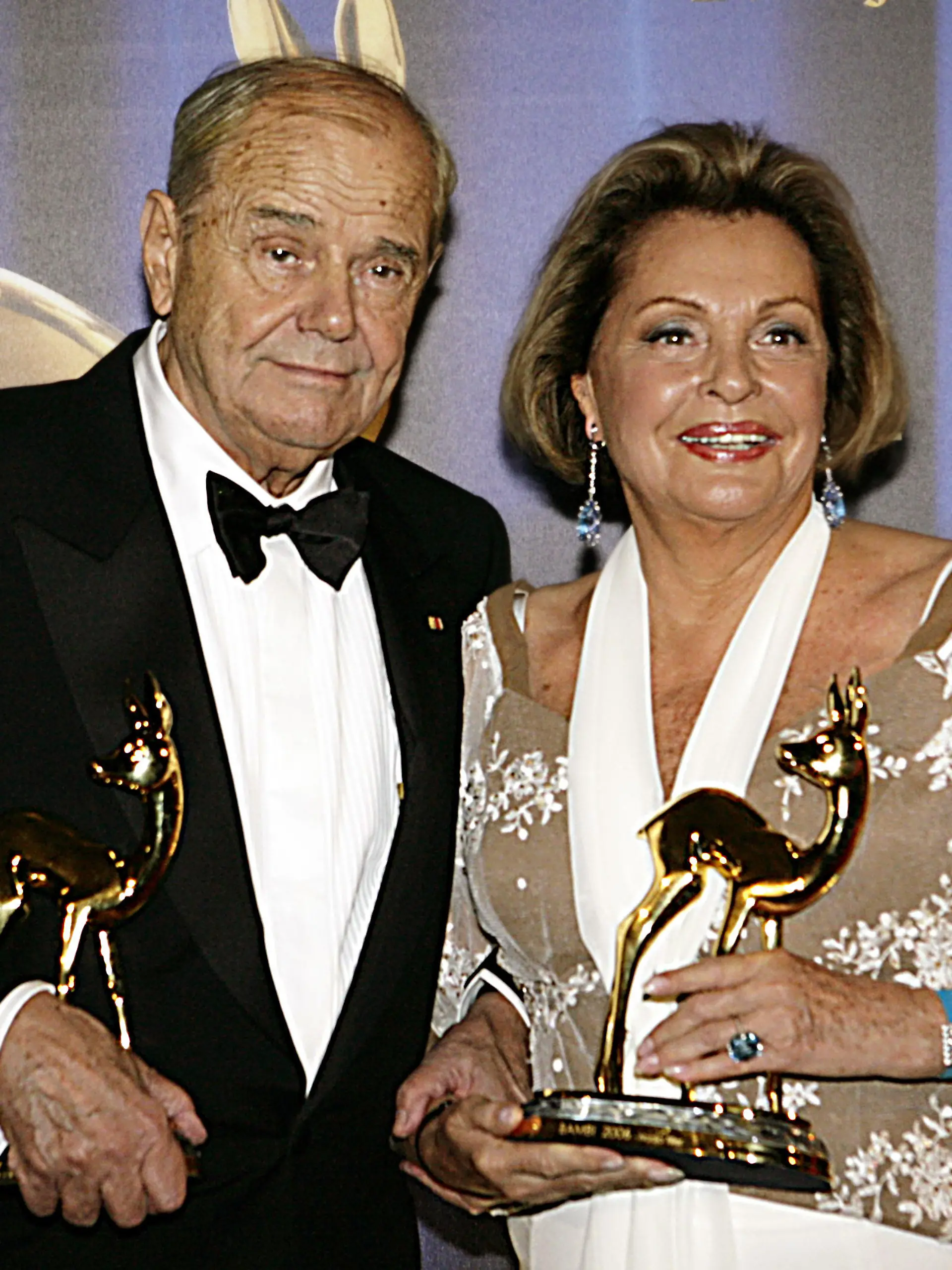 ARCHIV - Walter Giller und Ehefrau Nadja Tiller posieren mit ihren Bambis, die sie am 30.11.2006 in Stuttgart für ihr Lebenswerk erhalten haben. Der Schauspieler starb im Alter von 84 Jahren in Hamburg. Das Internet-Portal «bild.de» berichtete, dass er am Donnerstagabend (15.12.2011) einem Krebsleiden erlegen sei. Foto: Marijan Murat  +++(c) dpa - Bildfunk+++