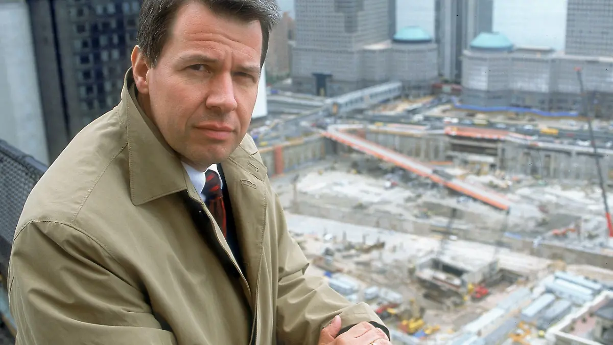 RTL-Chefredakteur Peter Kloeppel. Er berichtete für RTL - auch live - über die Terroranschläge am 11. September, wofür er mit dem Mitteldeutschen Medienpreis Hans Klein (2001), dem Goldenen Gong und dem Adolf-Grimme-Preis 2002 ausgezeichnet wurde.
