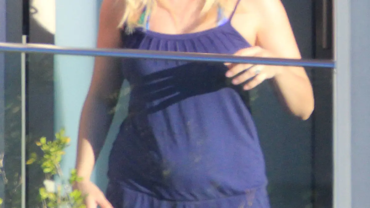 EXCLUSIVE: Reese Witherspoon relaxes by the pool with girlfriends and catches up on her reading in Rio De Janeiro.