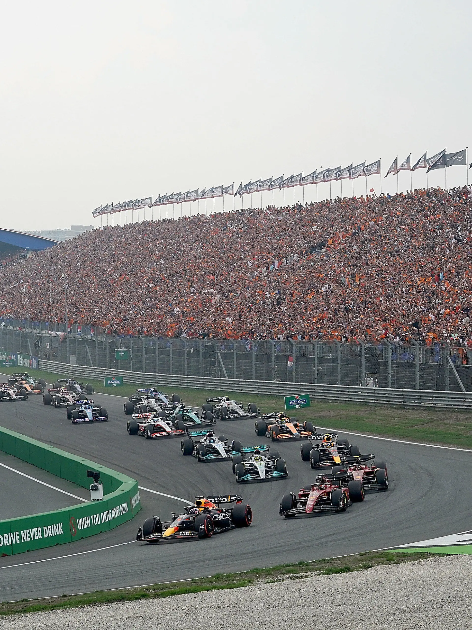 ARCHIV - 04.09.2022, Niederlande, Zandvoort: Motorsport: Formel-1-Weltmeisterschaft, Grand Prix der Niederlande - das Rennen bleibt bis 2025 im Programm (zu dpa: «Formel 1 fährt weiter in Zandvoort - Vertrag bis 2025») Foto: Hasan Bratic/dpa +++ dpa-Bildfunk +++